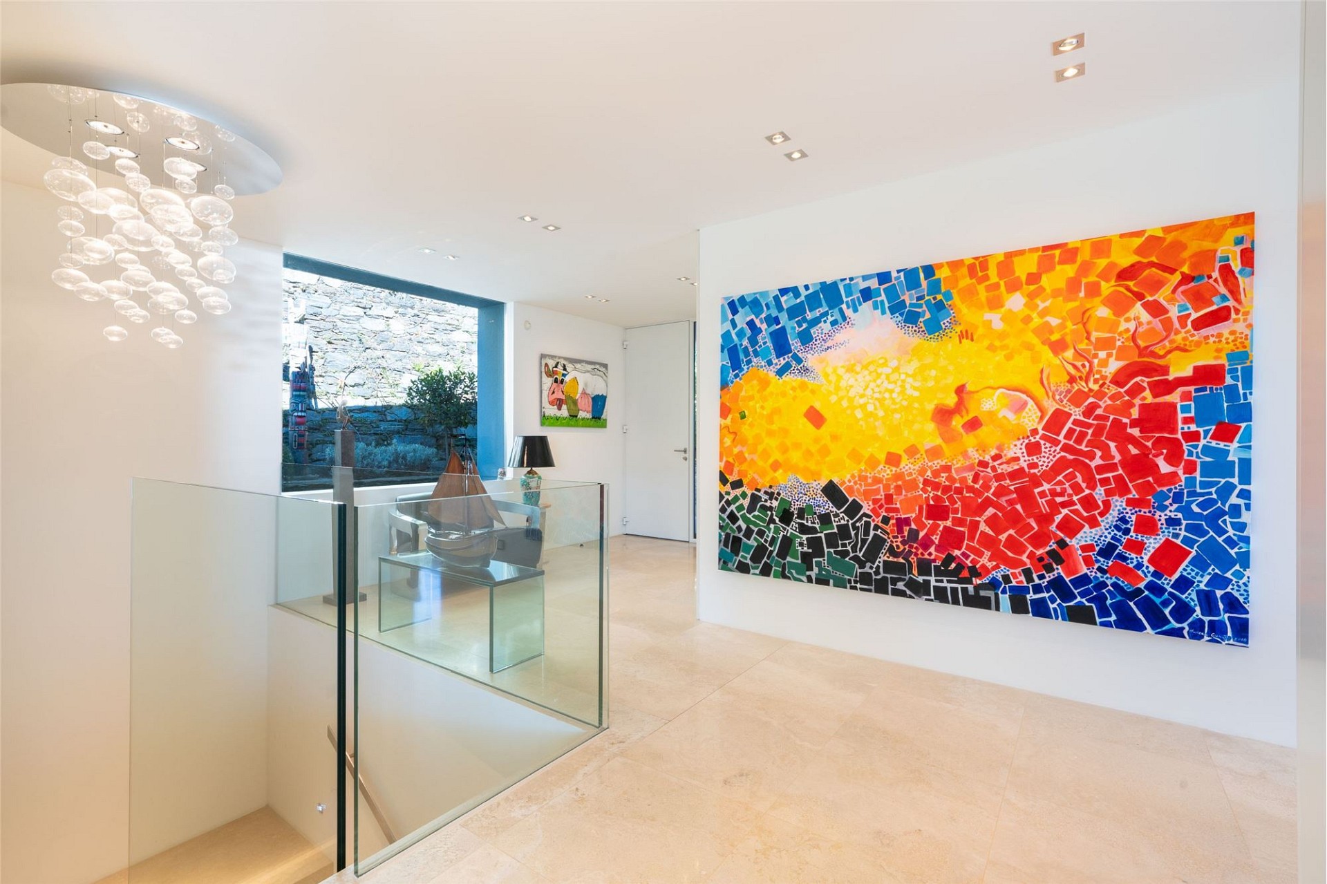 Heller, moderner Flur mit Kunst und Glasgeländer