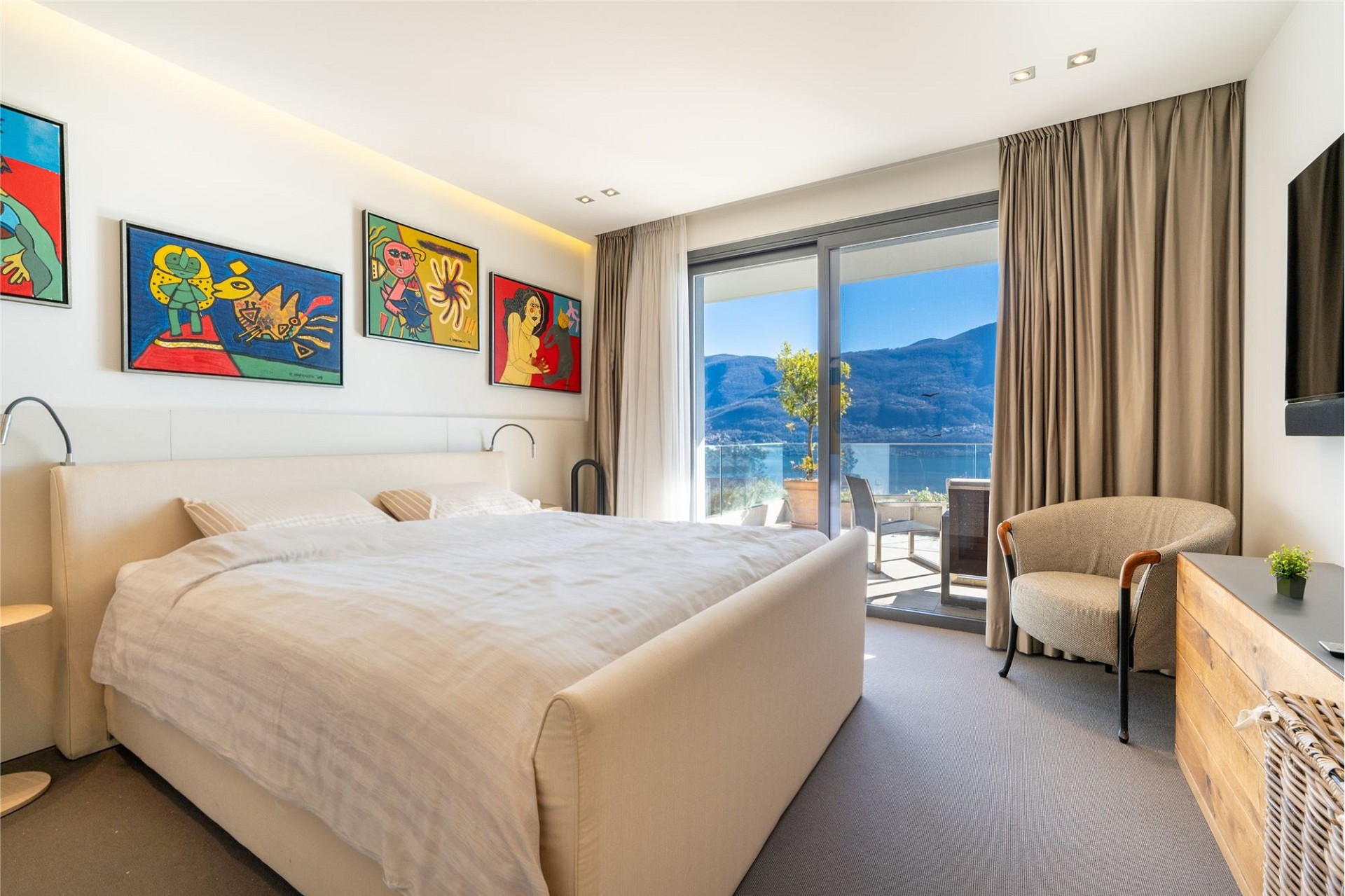 Helles Schlafzimmer mit Seeblick und Balkon