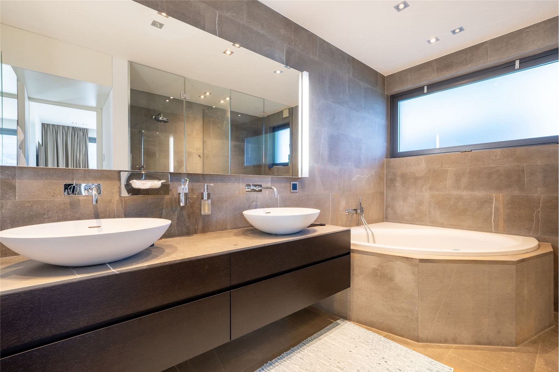 Modernes Badezimmer mit Doppelwaschtisch und Wanne