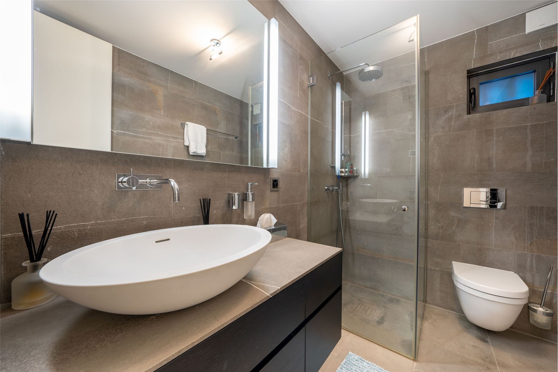 Modernes Badezimmer mit bodengleicher Dusche und Aufsatzwaschbecken