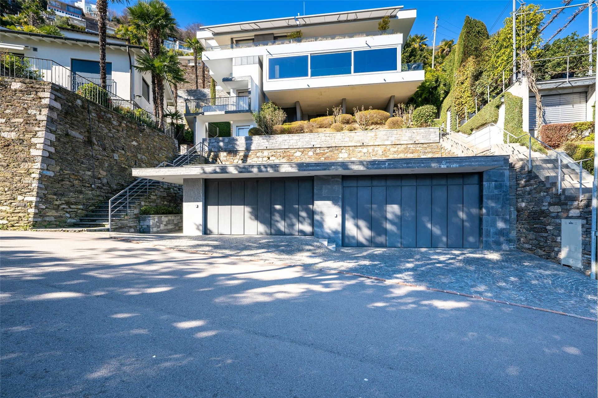 Moderne Villa mit Terrassen- und Garagenebene
