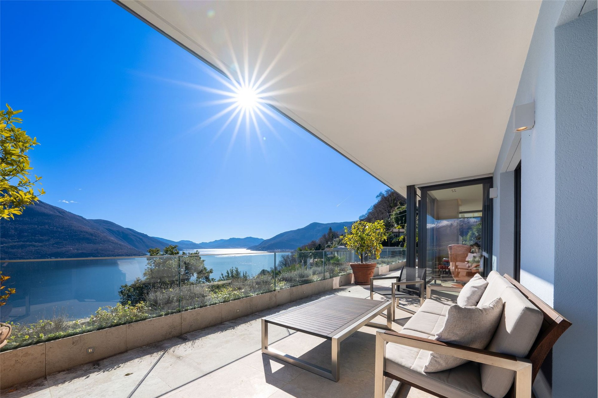 Seeblick-Terrasse mit Lounge-Möbeln