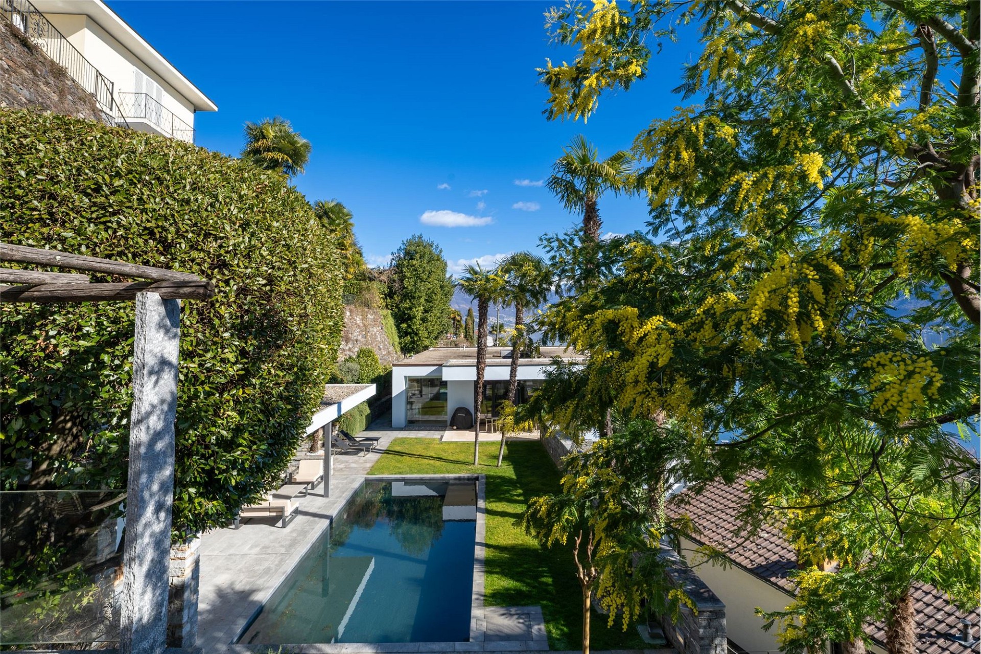 Luxuriöser Außenbereich mit Pool und Garten