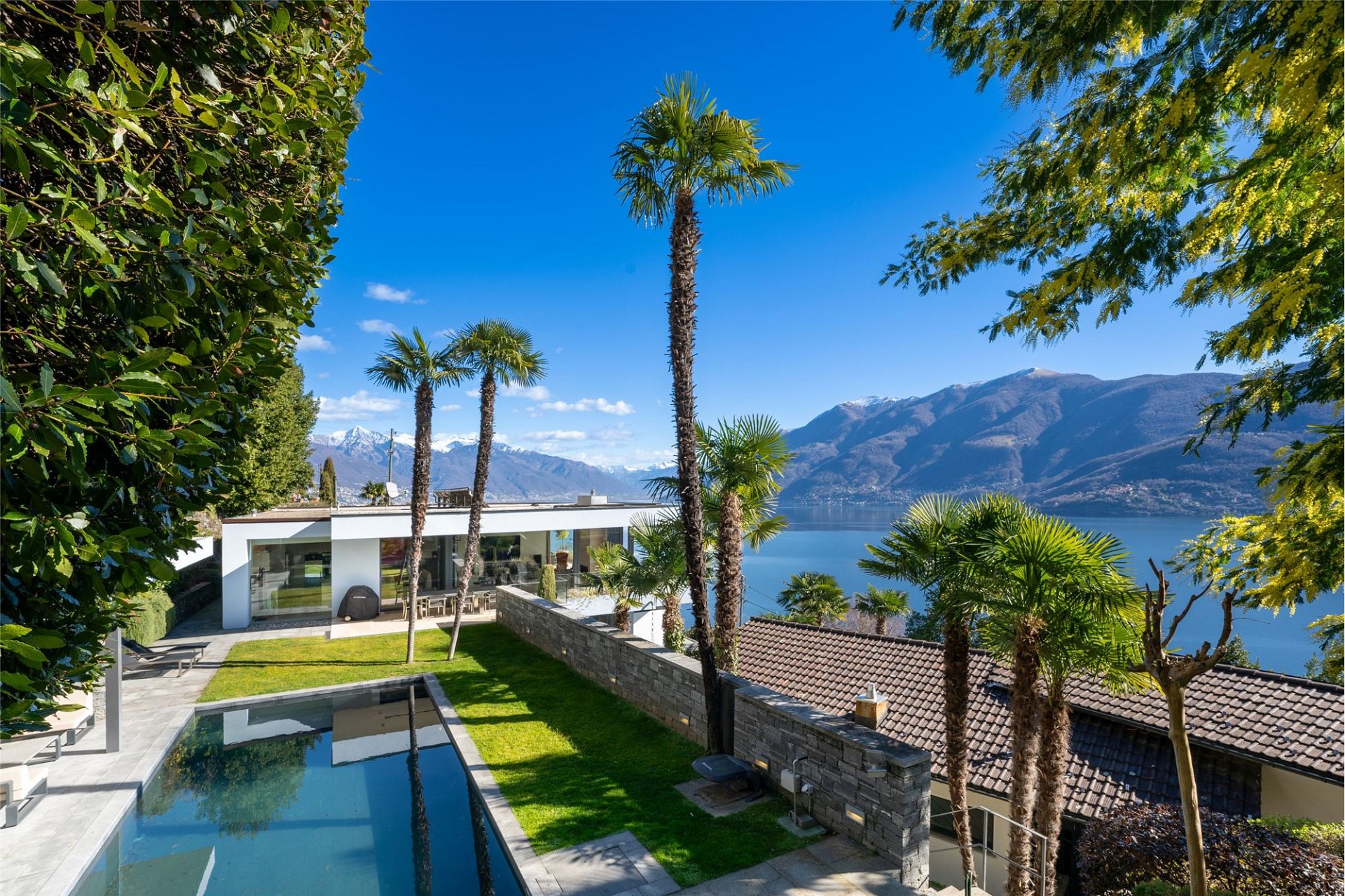 Luxusvilla mit Pool und Seeblick