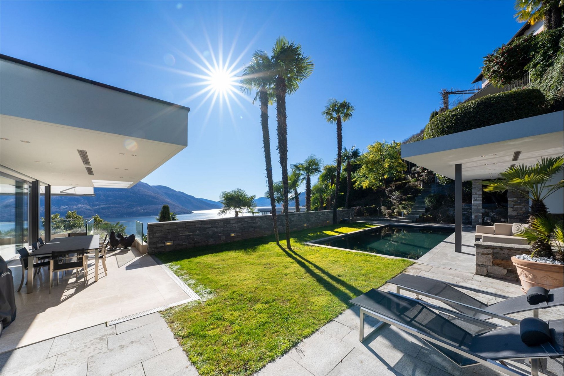 Luxuriöse Außenanlage mit Pool und Seeblick