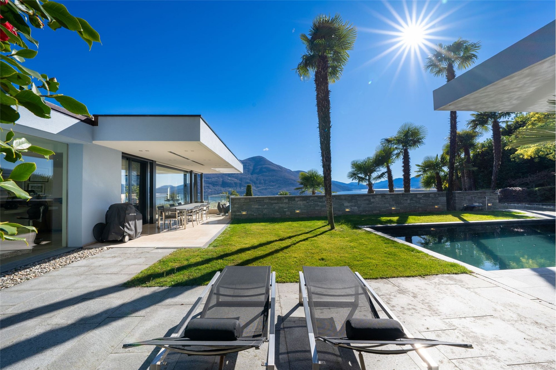 Luxuriöser Außenbereich mit Pool und Bergblick