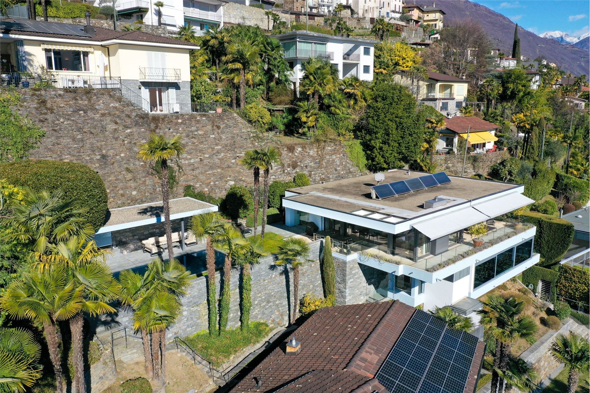 Luftaufnahme einer luxuriösen Hangvilla mit Solaranlage