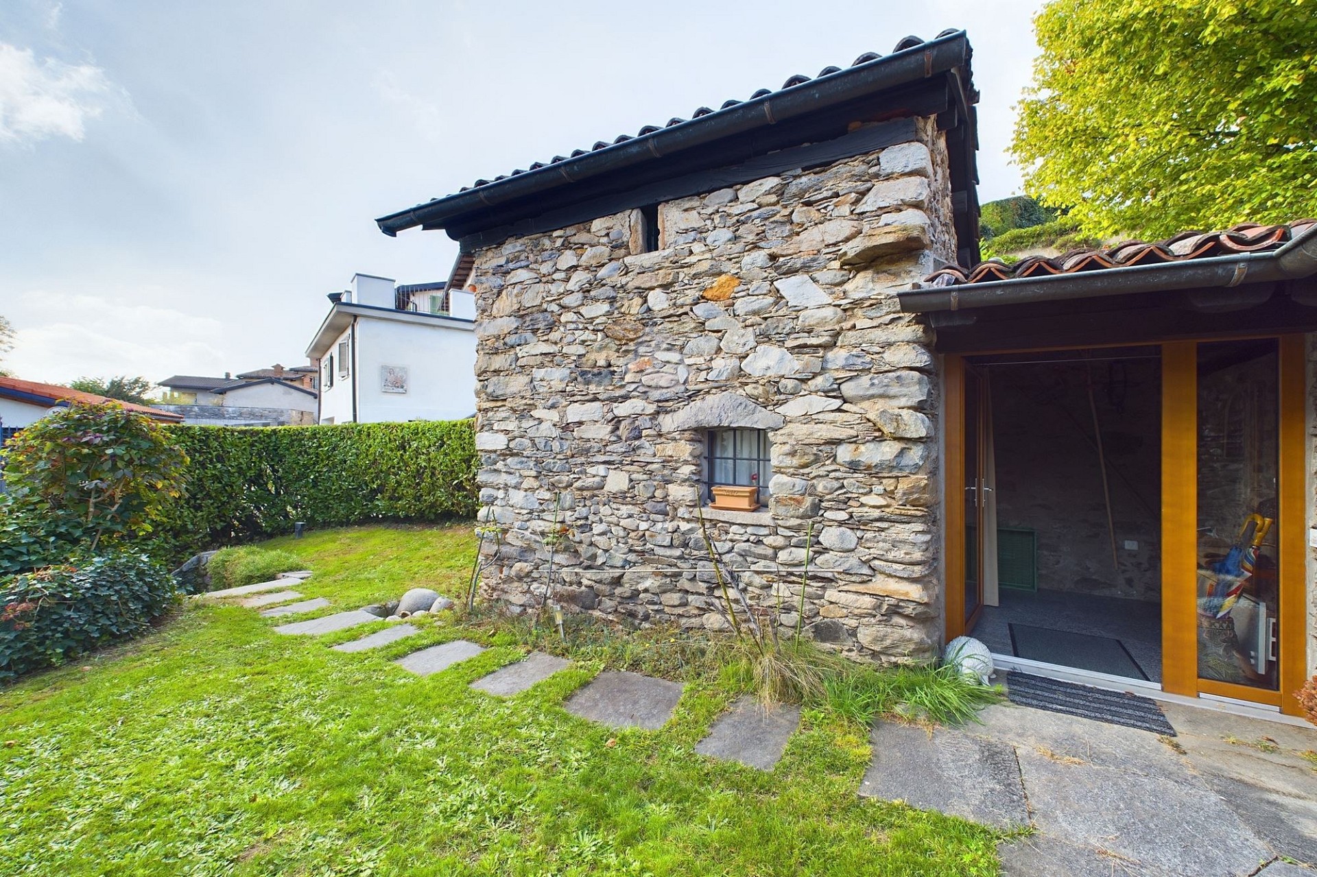 Steinhaus mit Garten