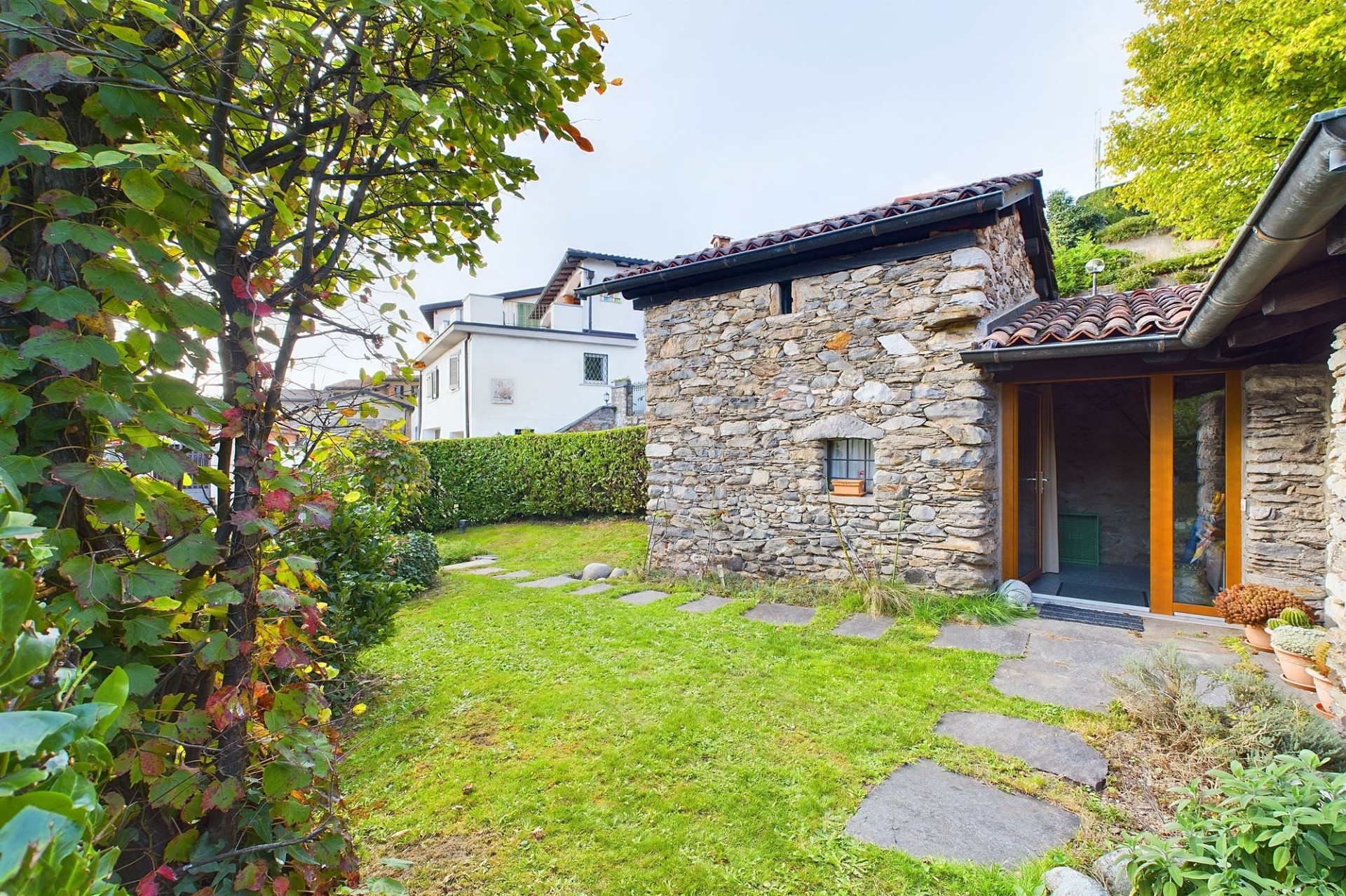 Steingarten mit traditionellem Haus