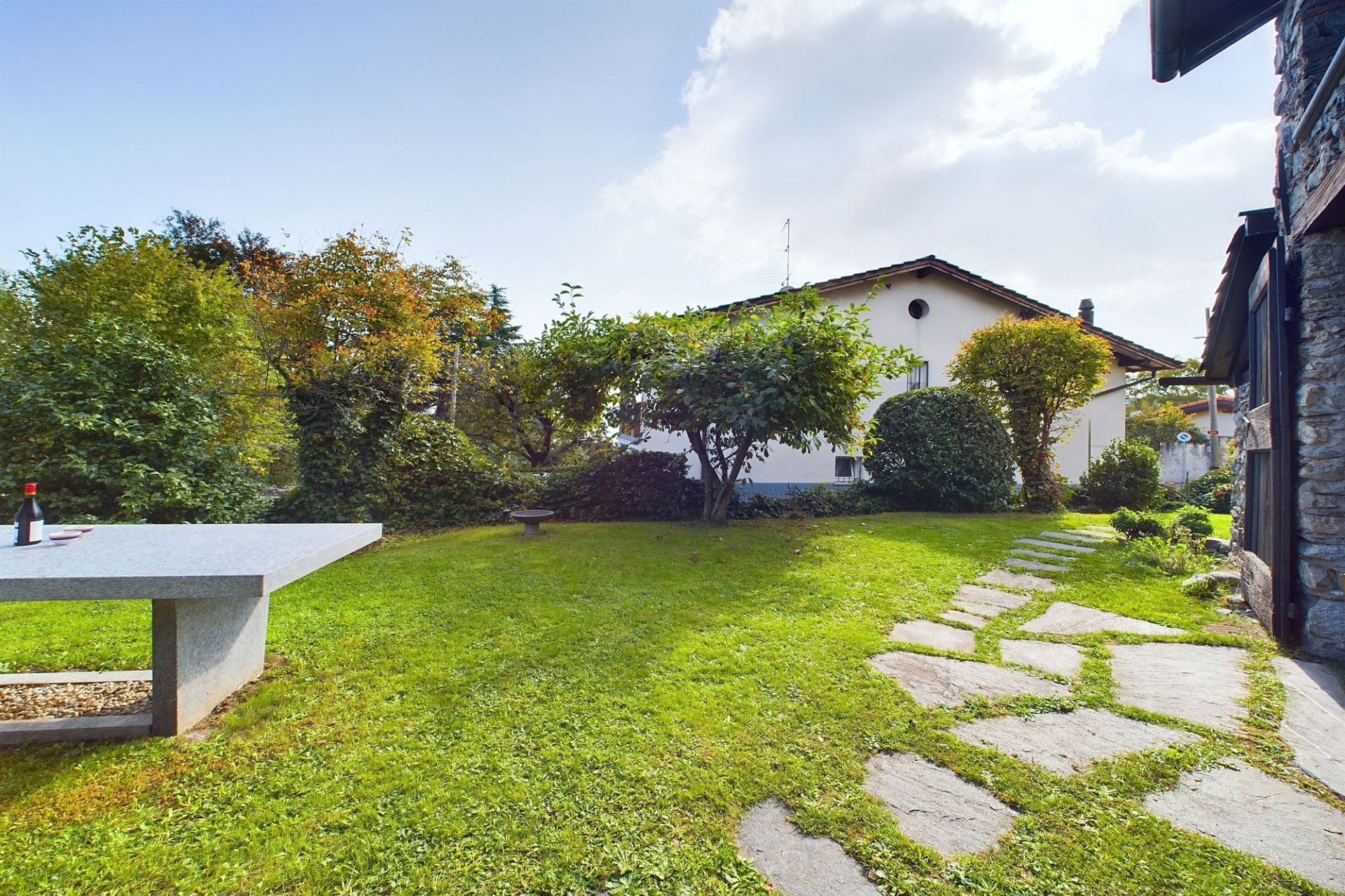 Garten mit Terrasse und Hausansicht