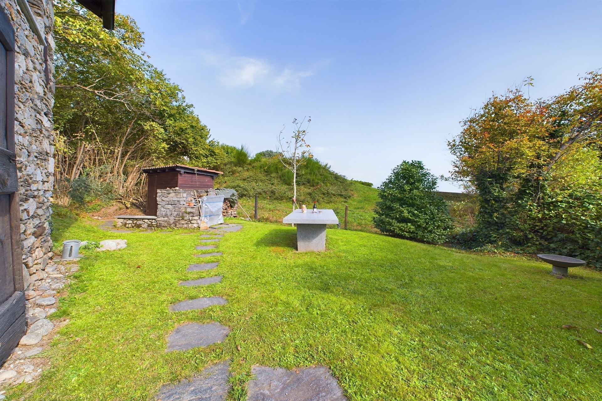 Garten mit Steinterrasse und Grillplatz