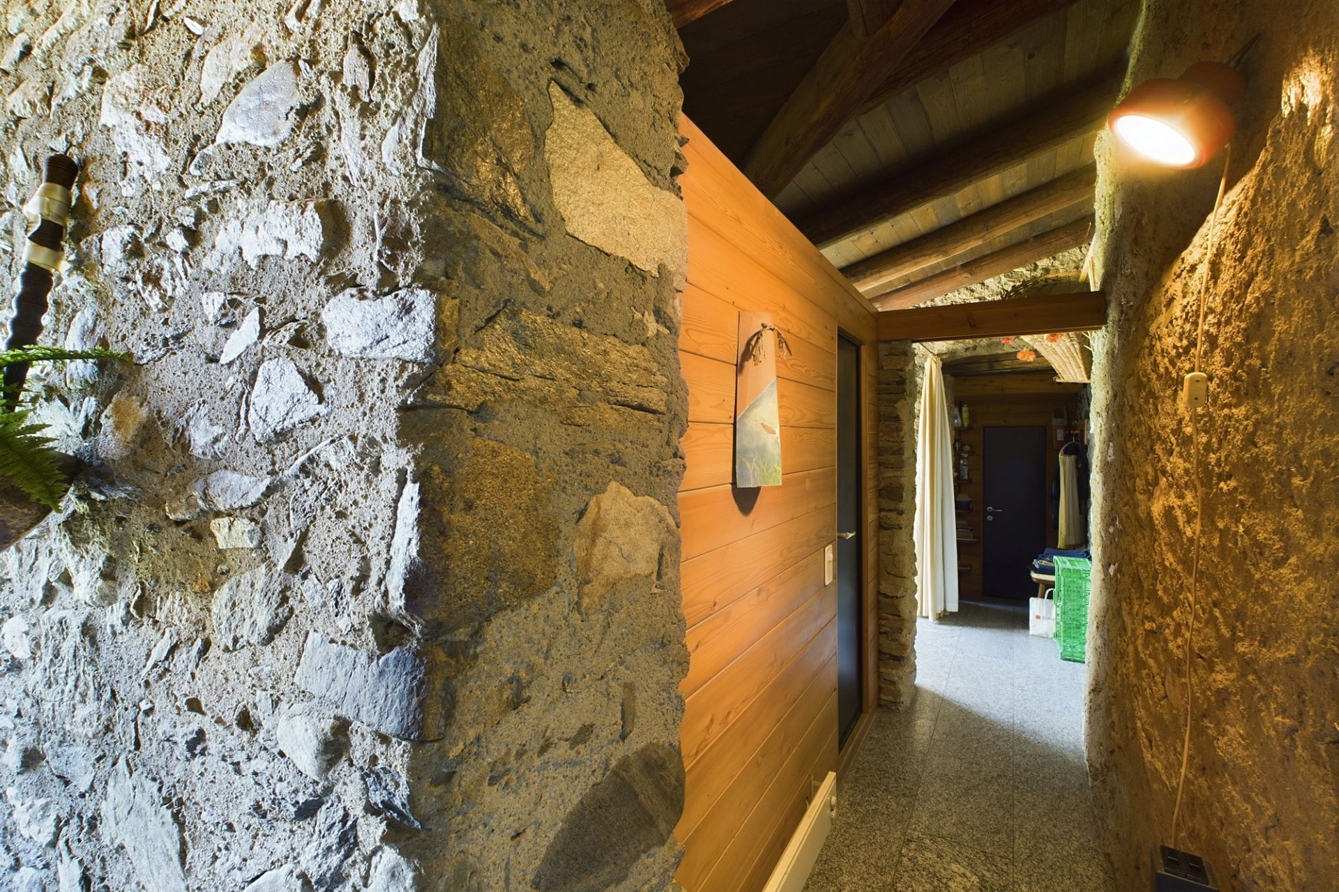 Rustikaler Flur mit Naturstein und Holz