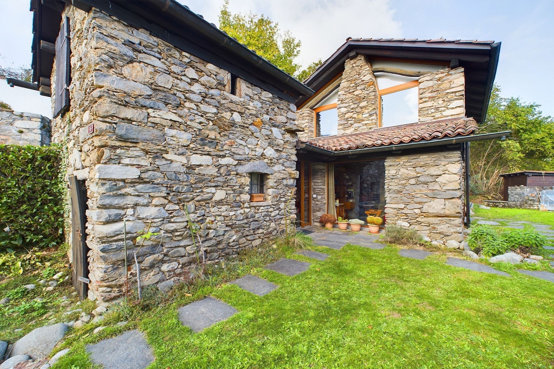 Steinhaus mit Gartenansicht