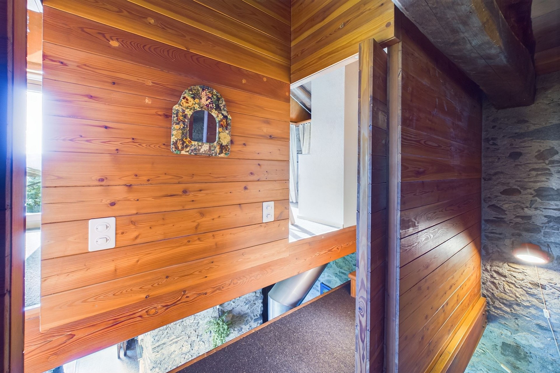 Holzverkleideter Flur mit Naturstein und Treppenbereich