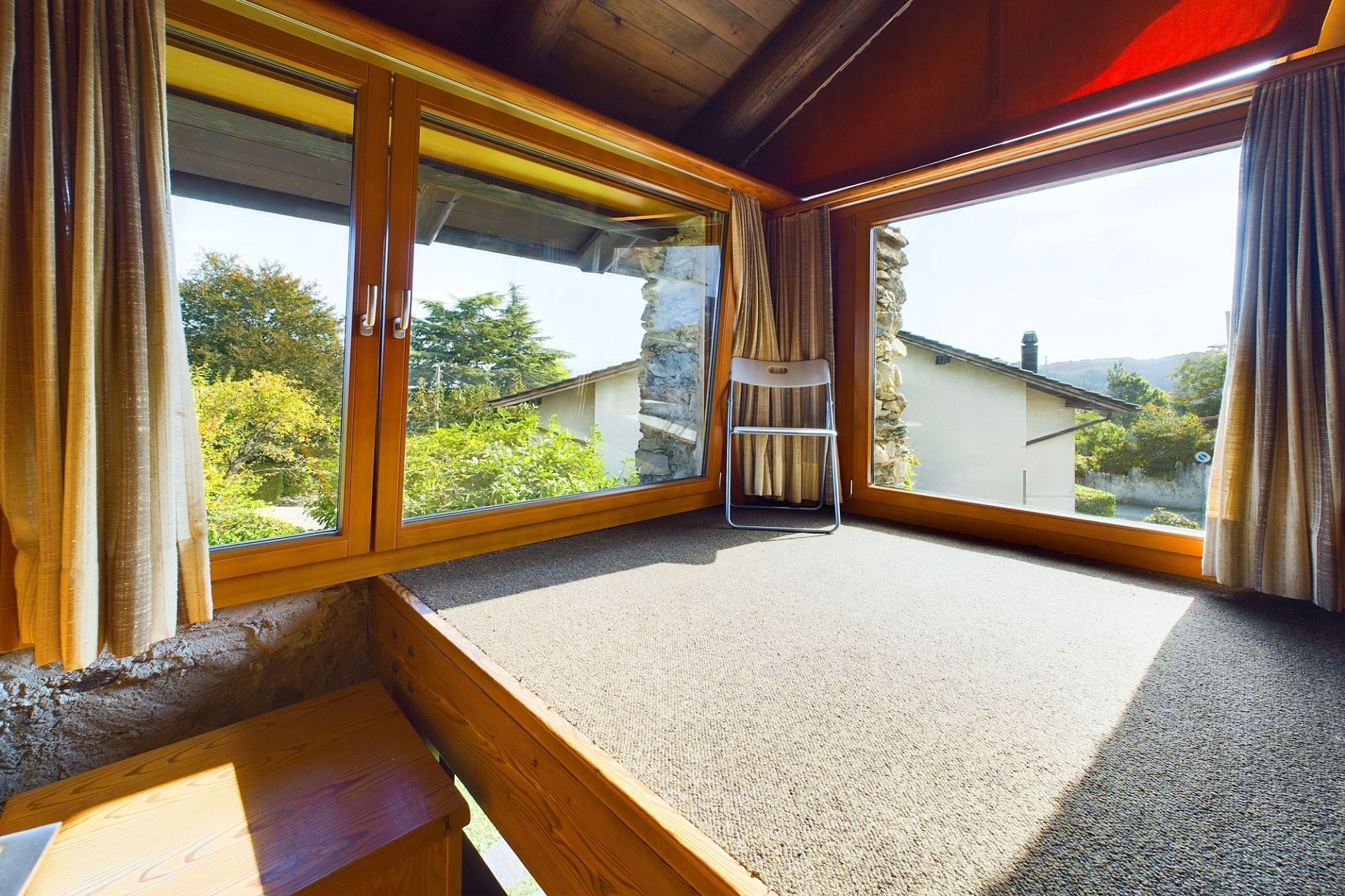 Heller Wohnraum mit Panorama-Fenstern
