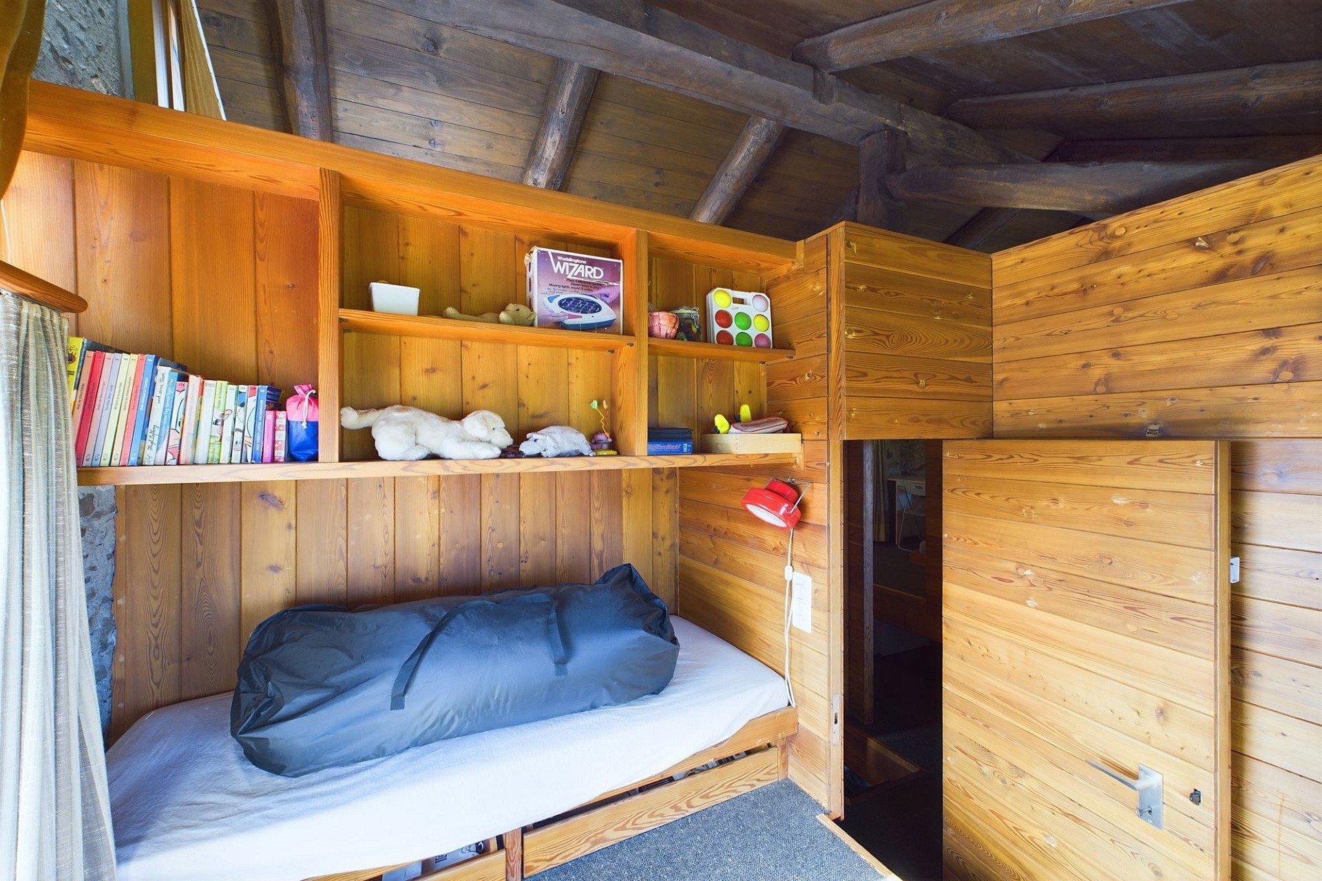 Gemütliches Holz-Schlafzimmer mit eingebautem Stauraum