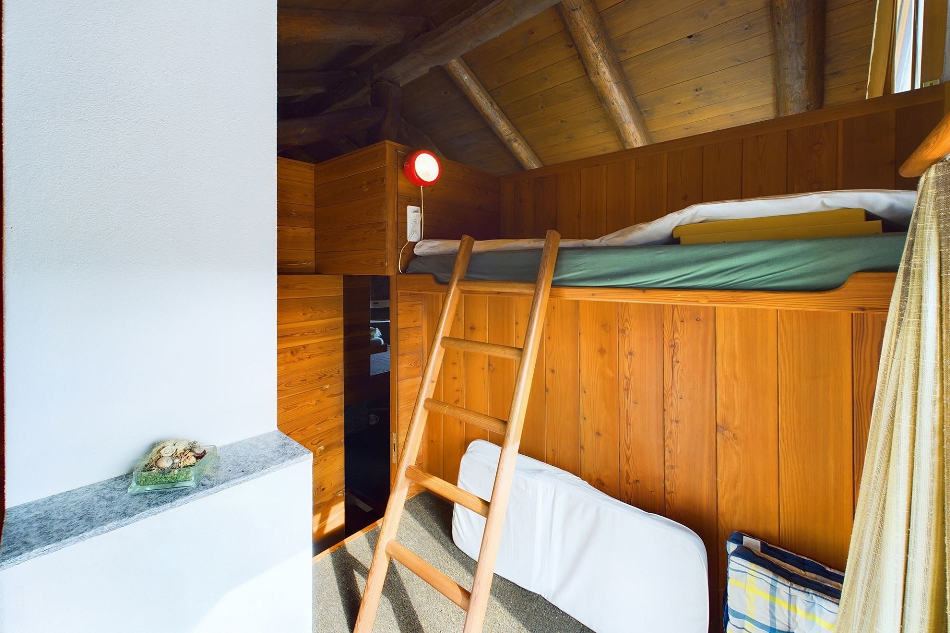 Holzvertäfeltes Etagenzimmer mit Leiter