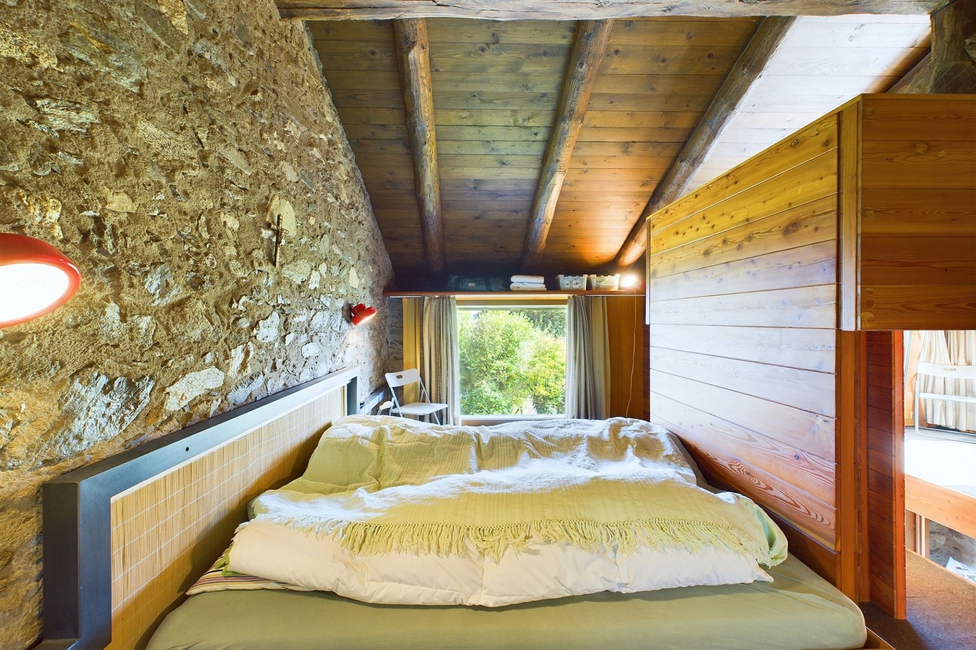Gemütliches Schlafzimmer im rustikalen Stil