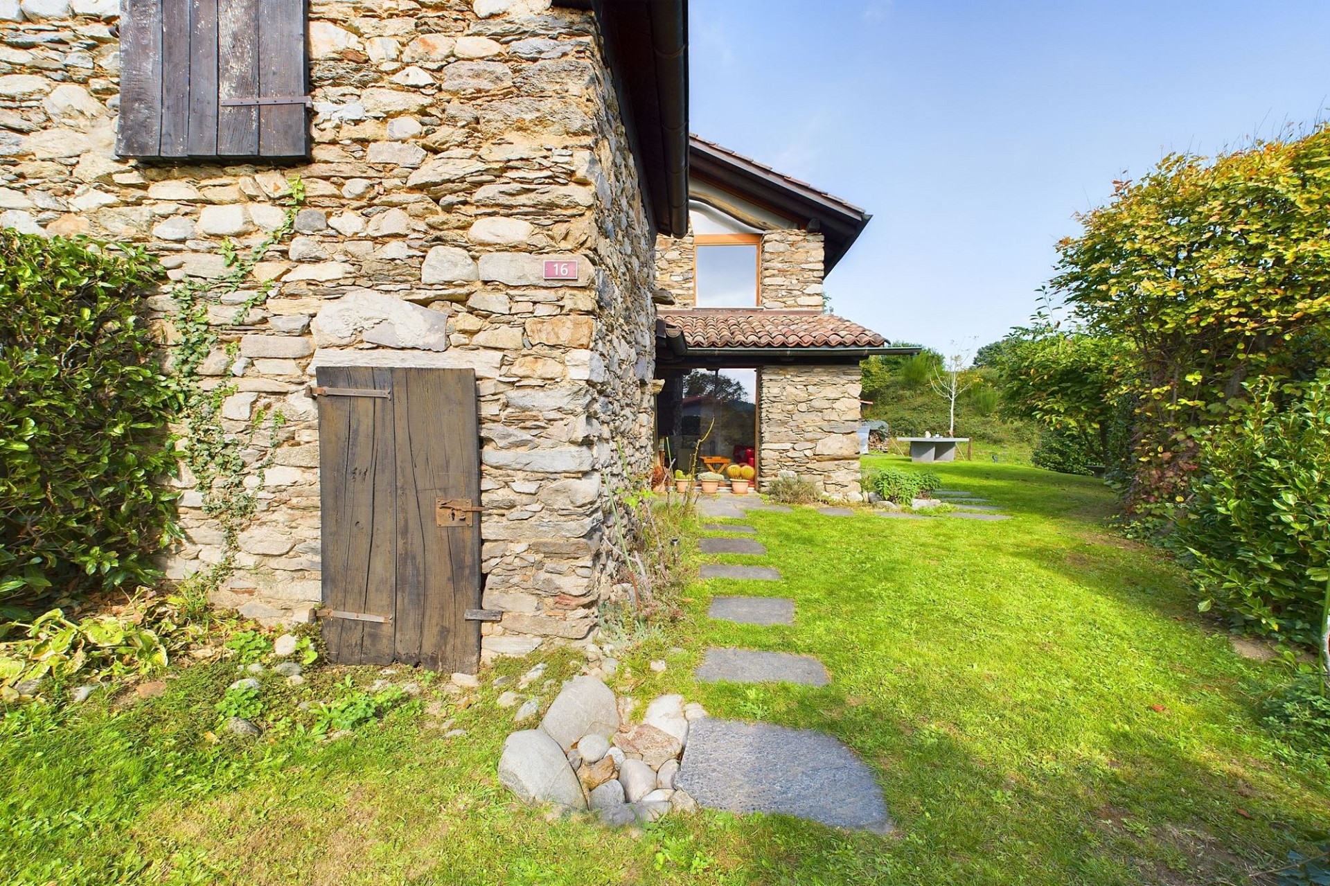 Steinhaus mit Garten