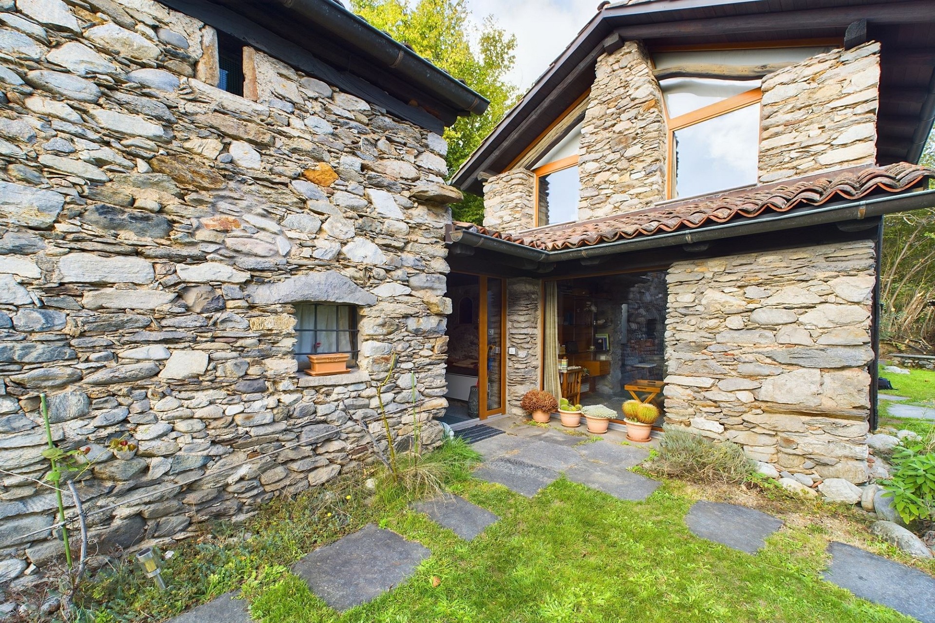 Steinhaus mit Garten
