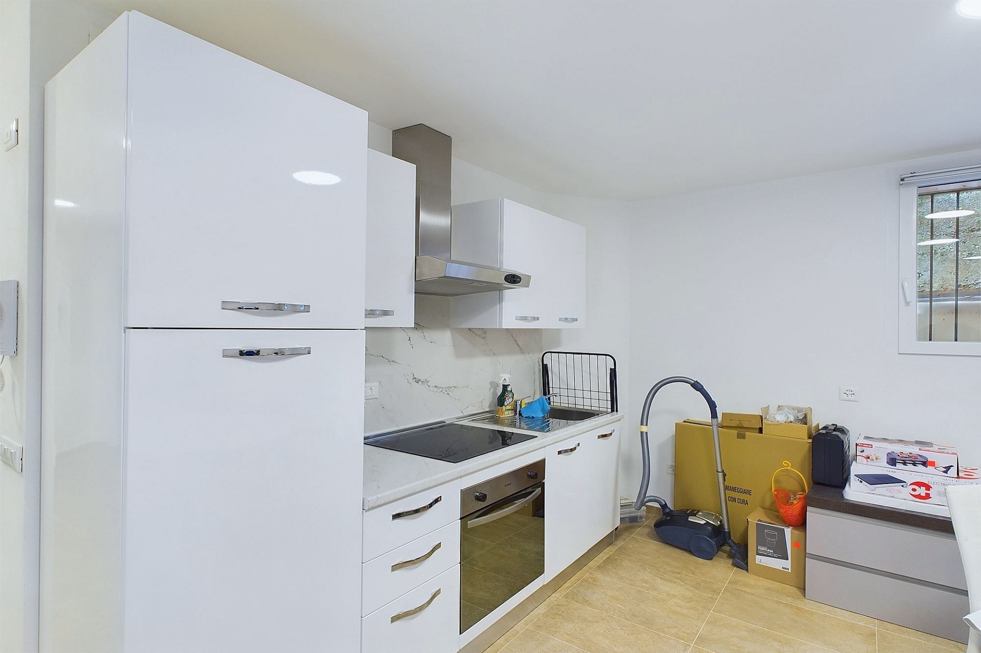 Moderne, helle Küche mit weißen Hochglanzfronten