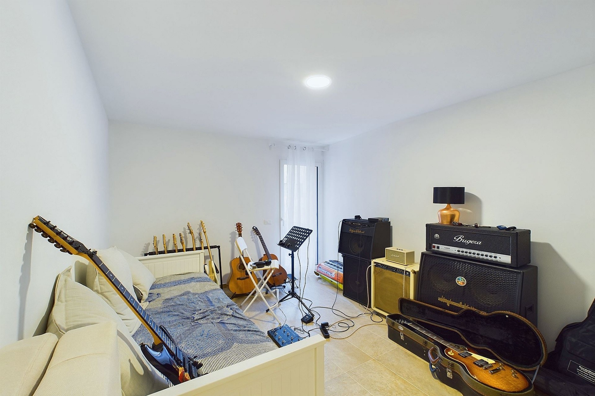 Musikzimmer mit Instrumenten und Verstärkern