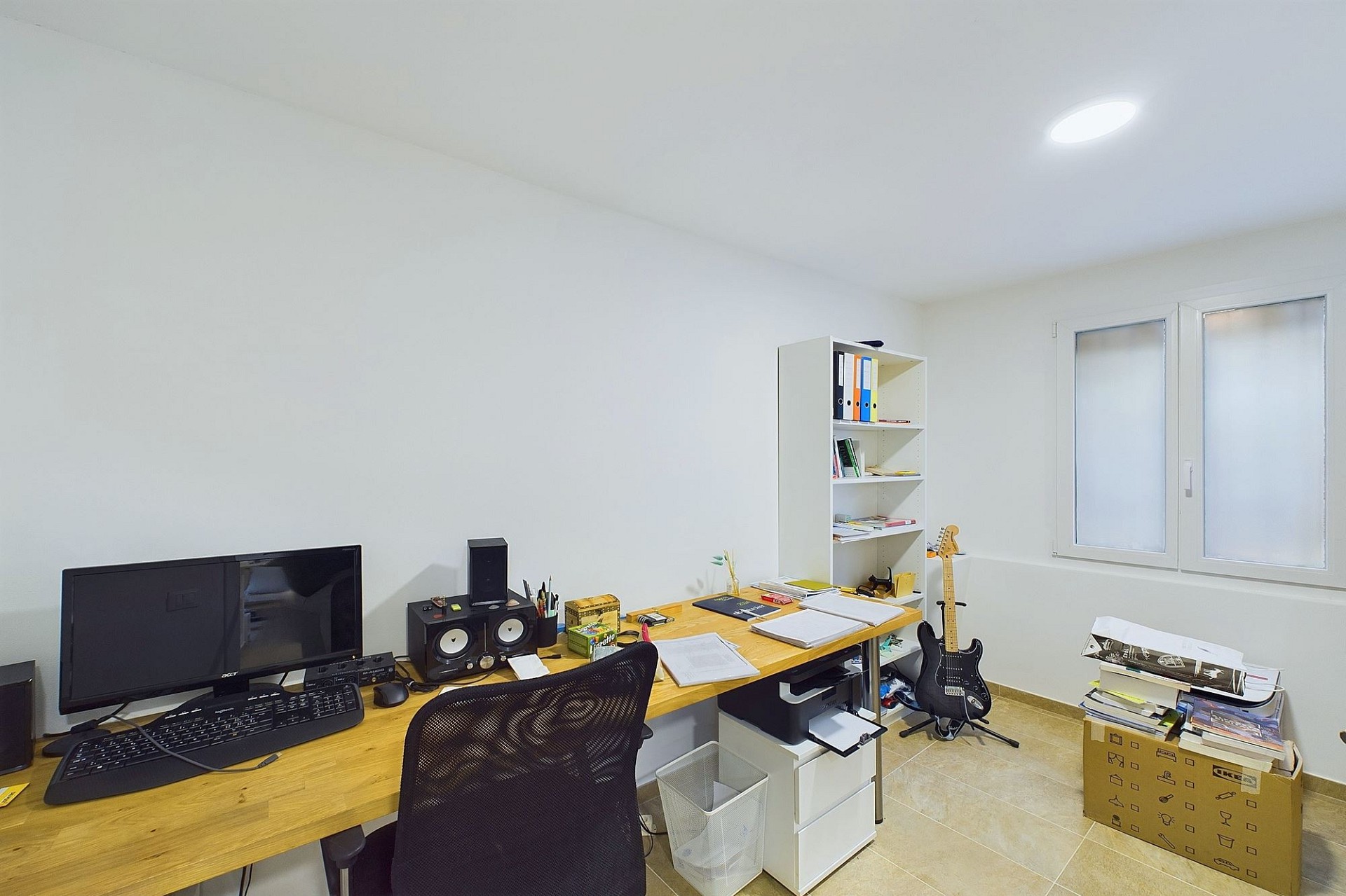 Helles Arbeitszimmer mit Schreibtisch