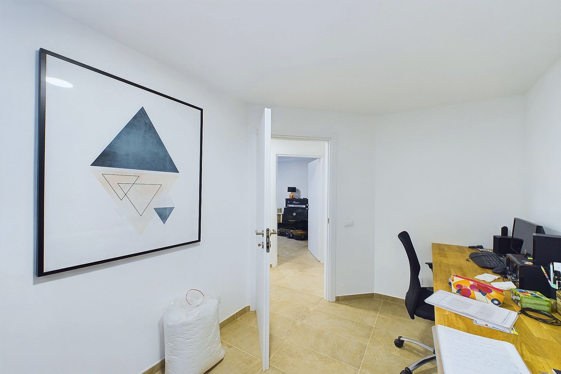 Helles Arbeitszimmer mit Schreibtisch