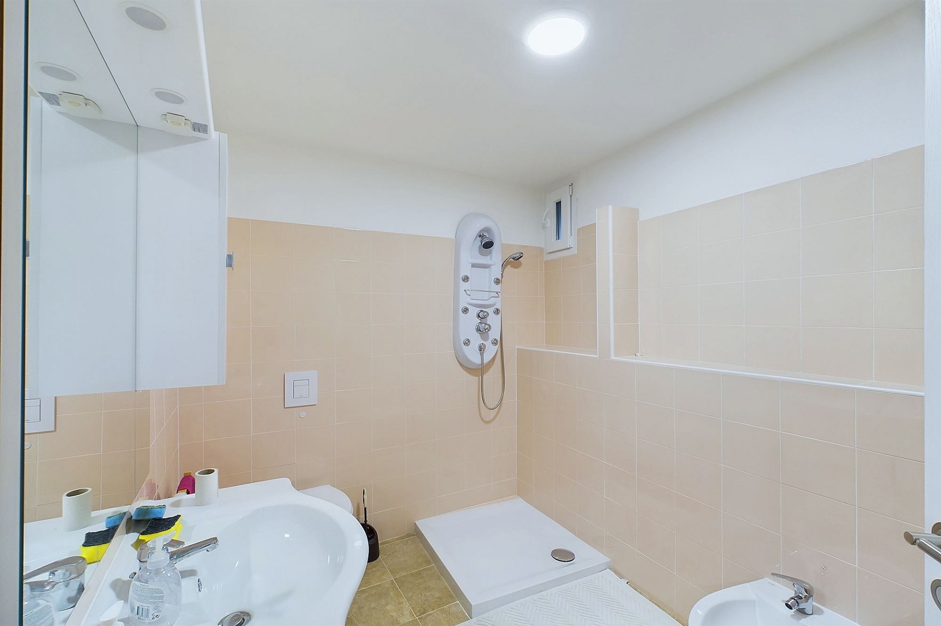 Modernes Badezimmer mit Badewanne und Massage-Duschsäule