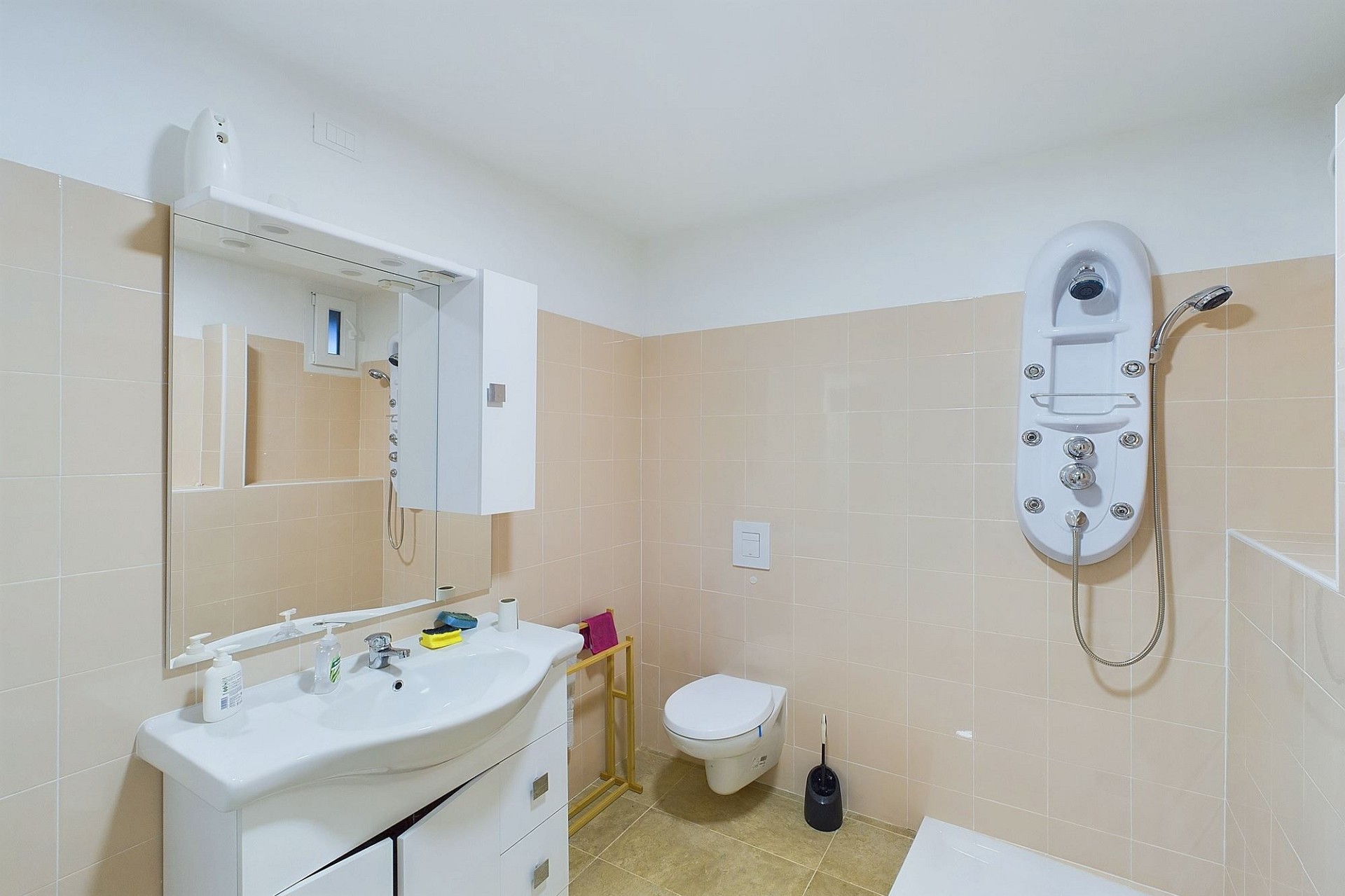 Badezimmer mit Dusche und WC