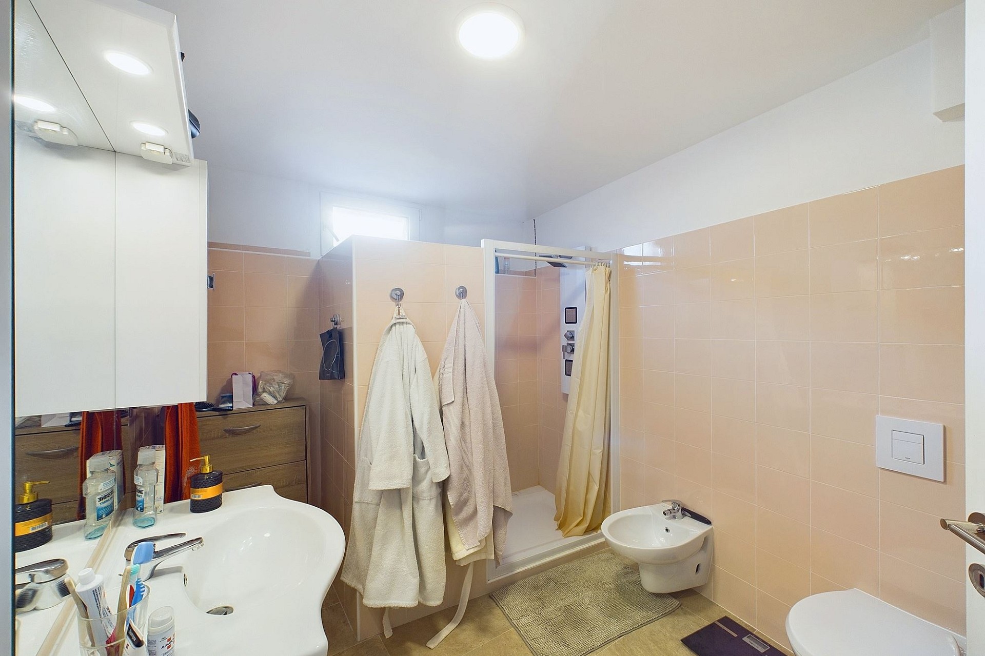 Helles Badezimmer mit Dusche und Bidet