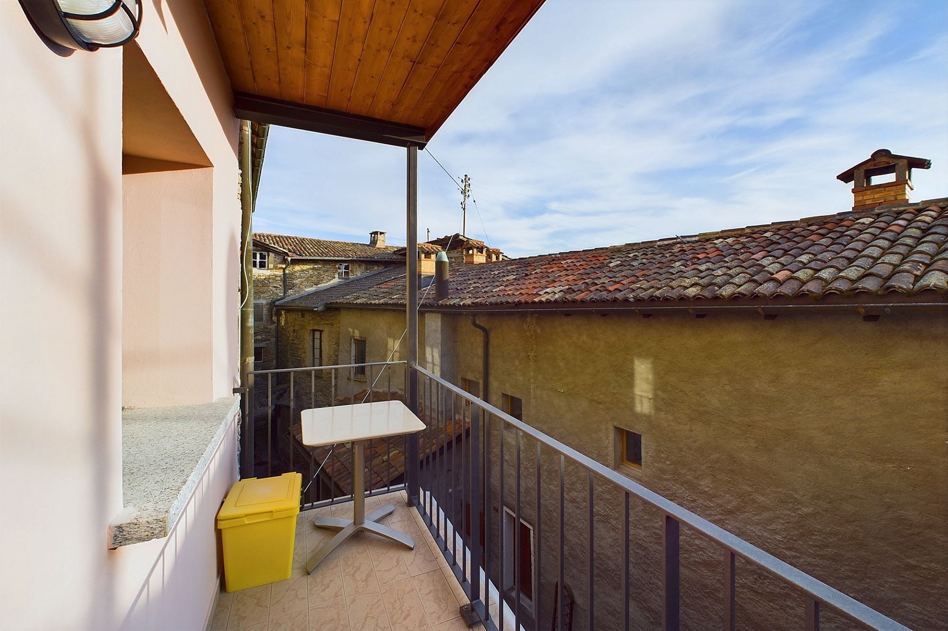 Balkon mit Blick auf ein mediterranes Dachensemble