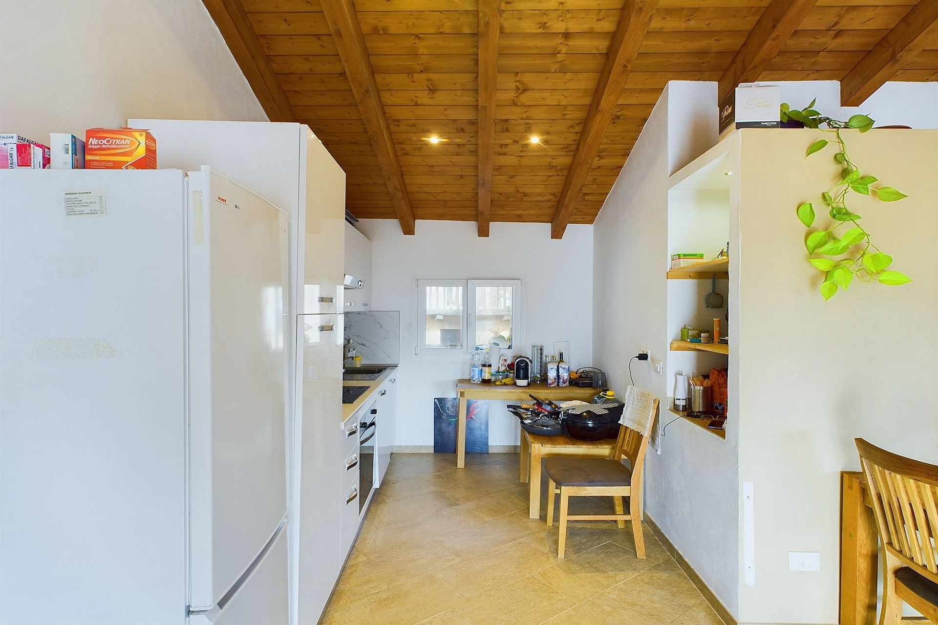 Kompakte Küche mit Holzdecke