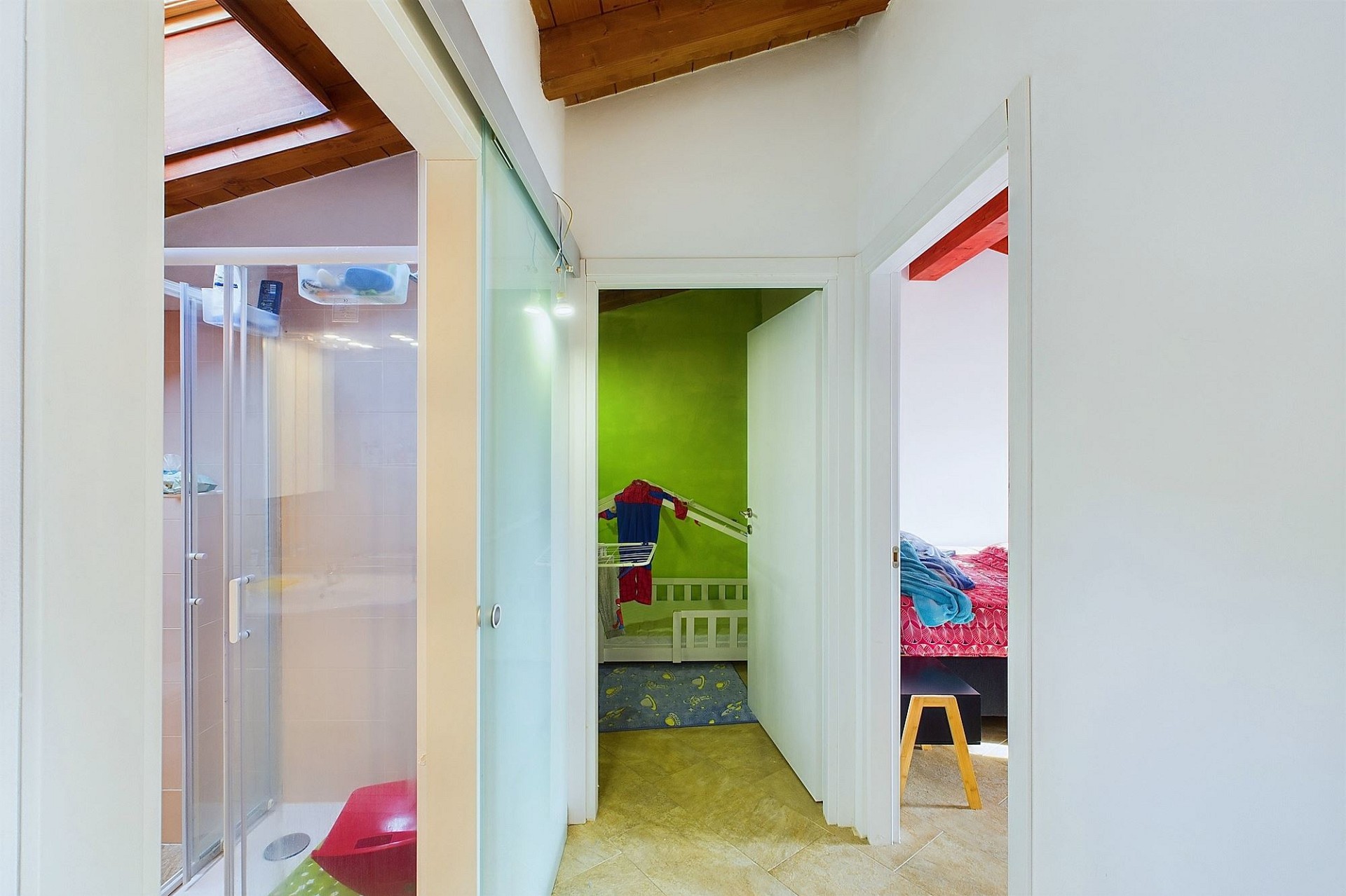Flur mit Blick in Kinderzimmer und Bad