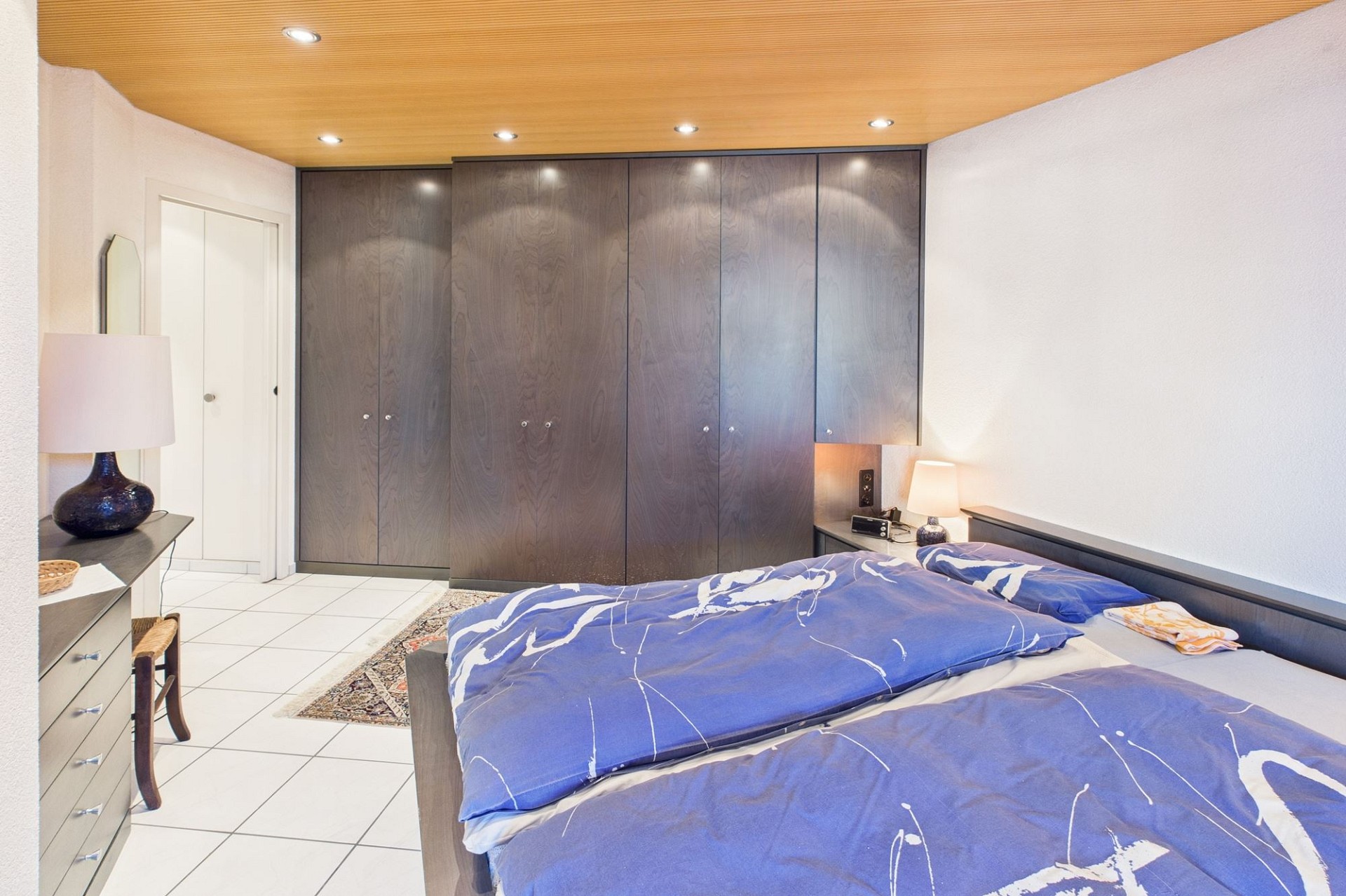 Schlafzimmer mit Einbauschrank und Doppelbett
