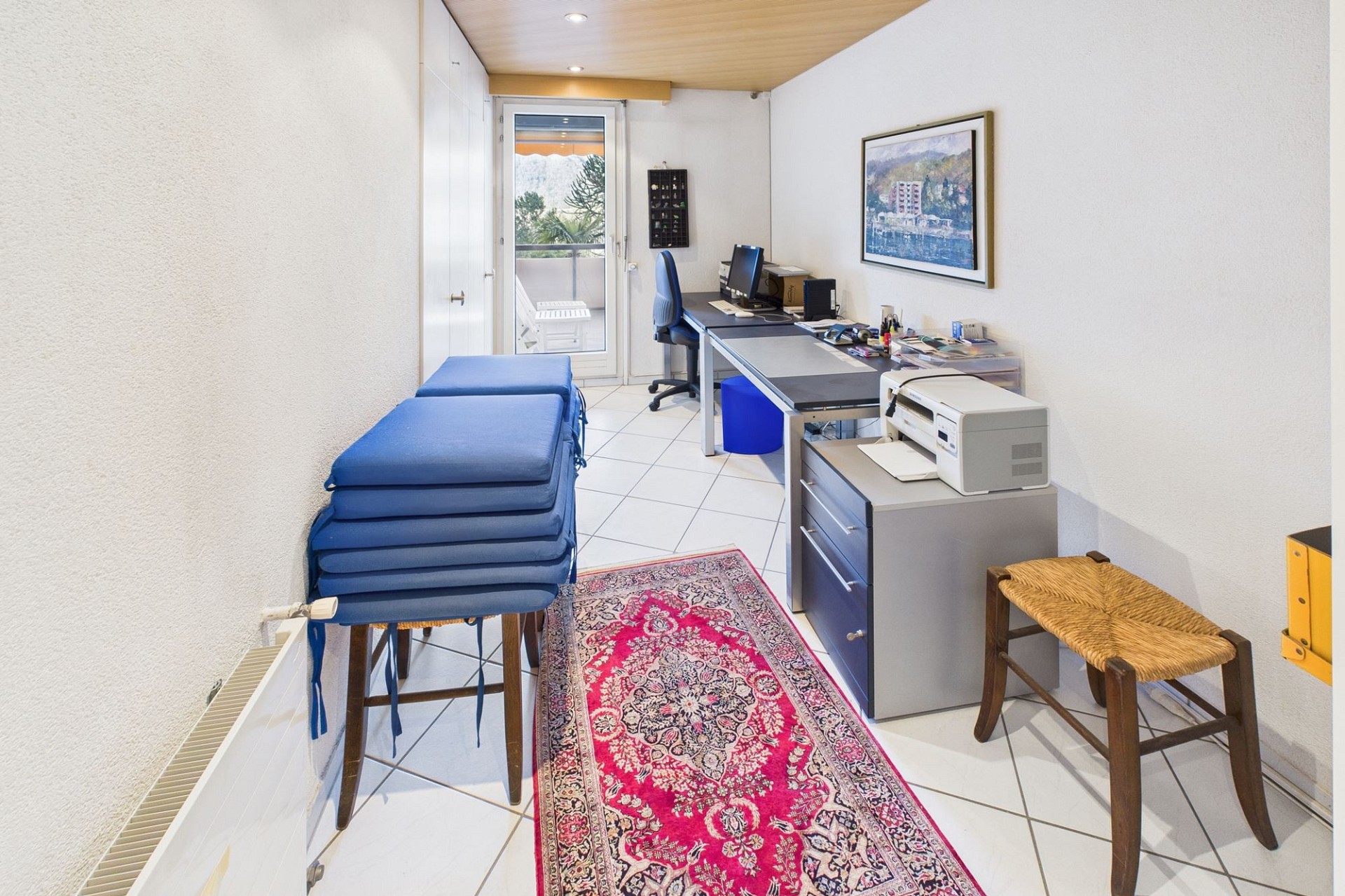 Schmaler Arbeits- bzw. Praxisraum mit Zugang zum Balkon