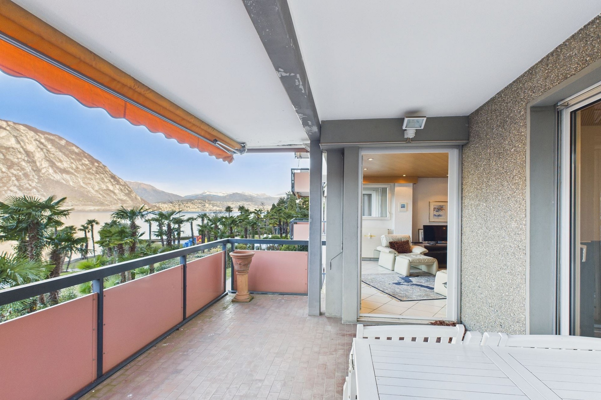 Balkon mit Seeblick und angrenzendem Wohnraum