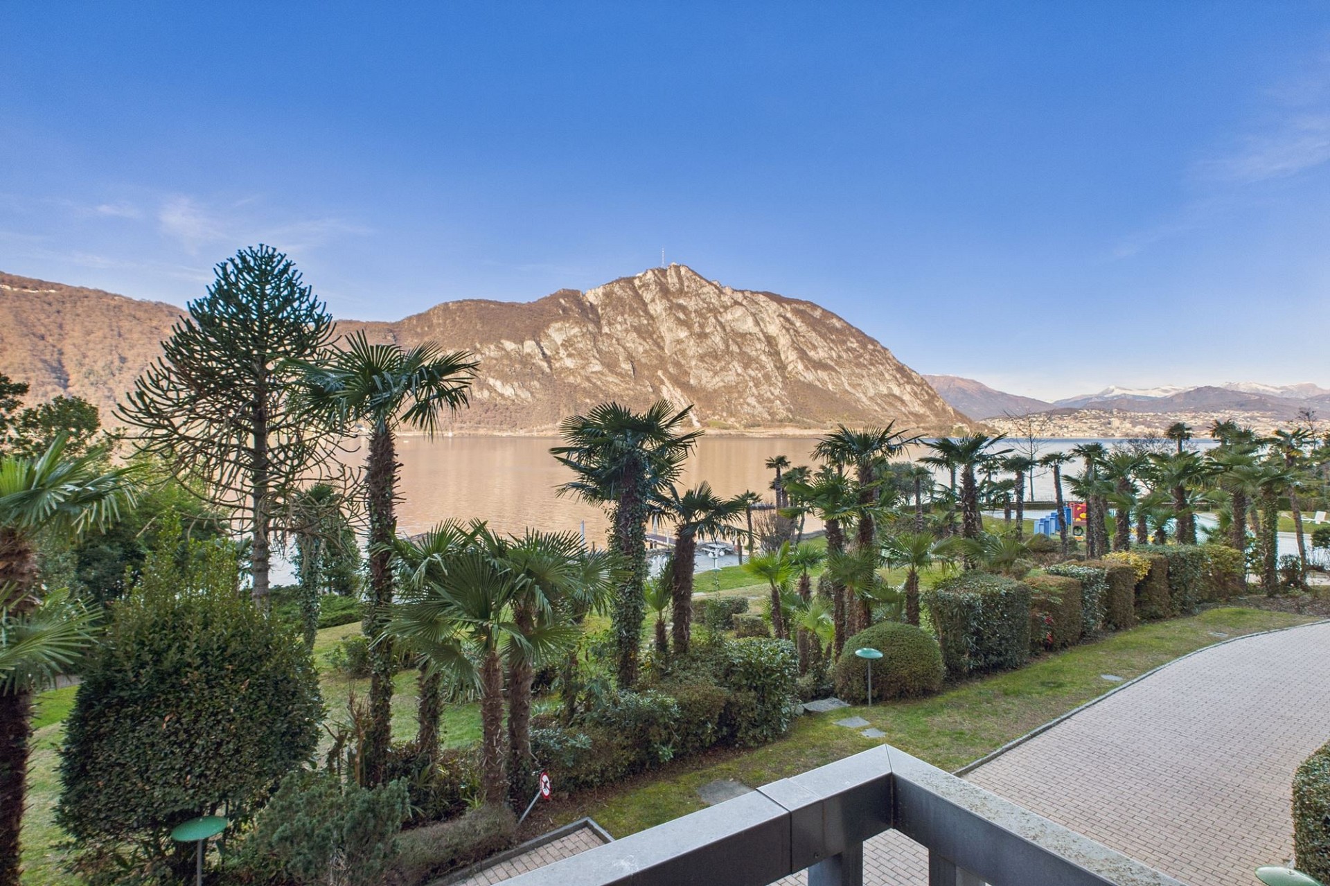 Seeblick mit Bergen und Garten