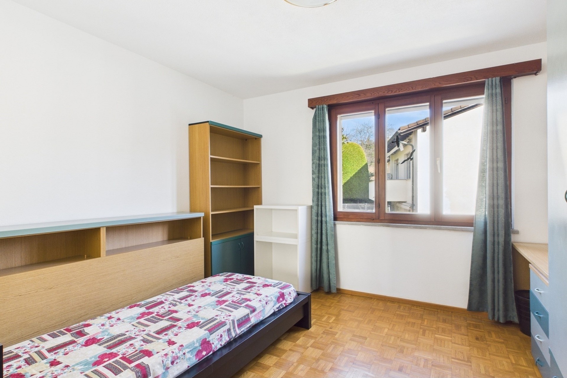 Schlafzimmer mit Einzelbett und Fensternische