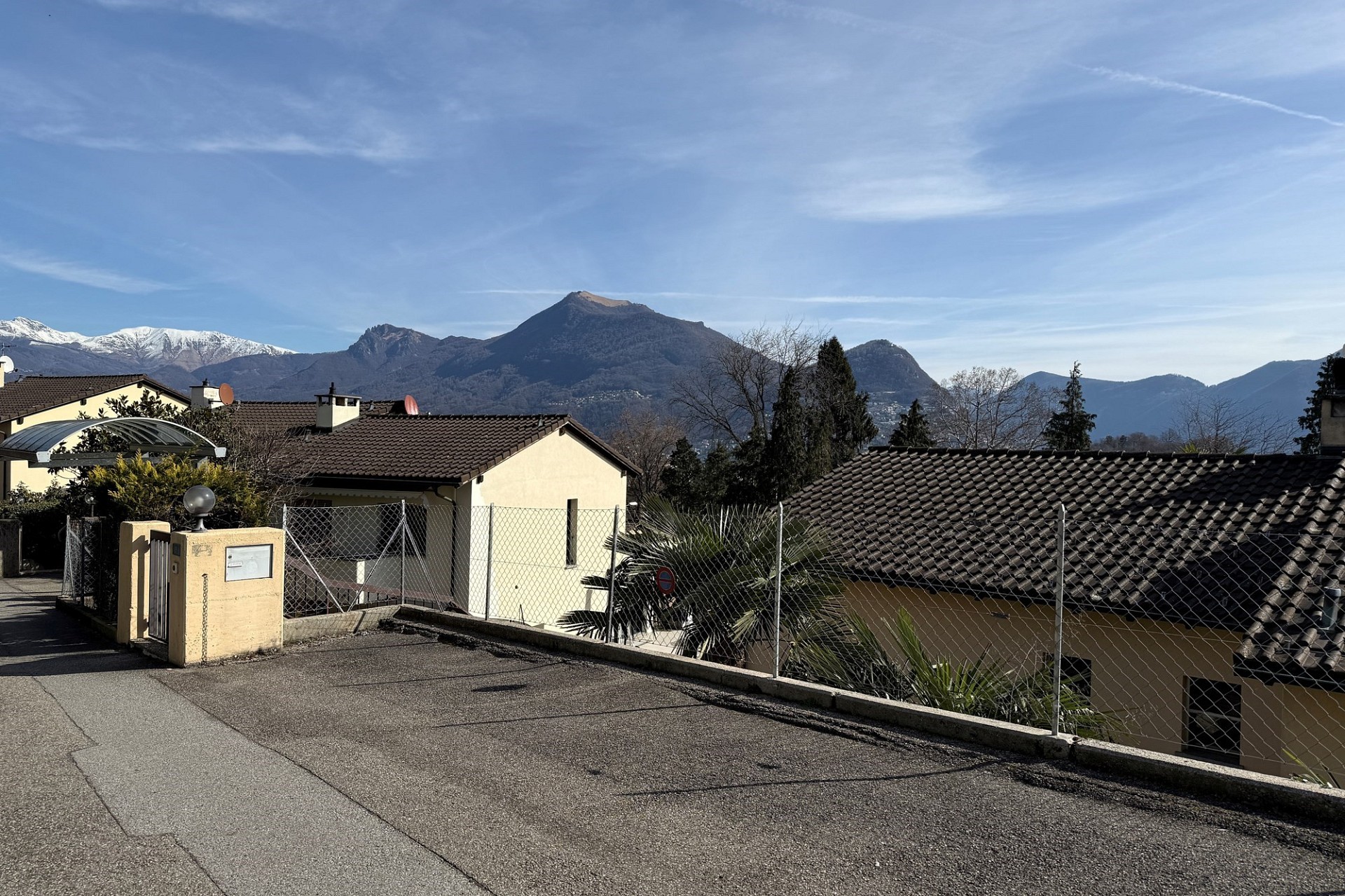 Bergblick über Wohnhäuser