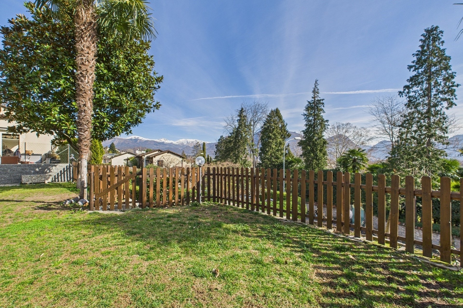 Garten mit Holzzaun und Bergblick