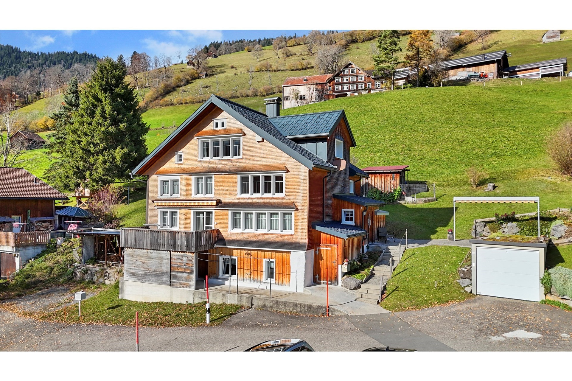 Alpenhaus mit Hanglage