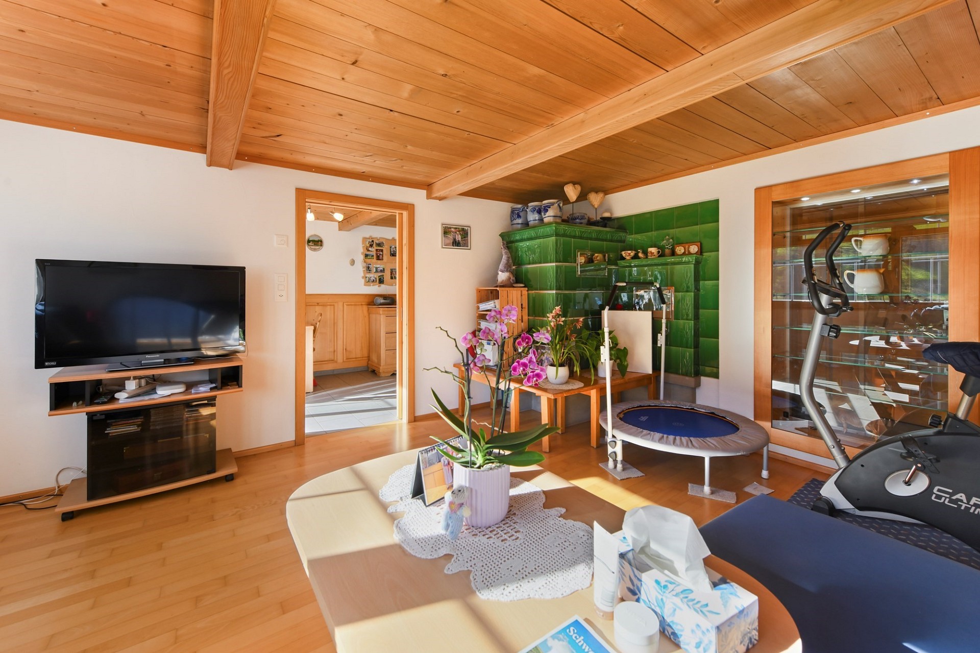 Gemütliches Wohnzimmer mit Holzdecke