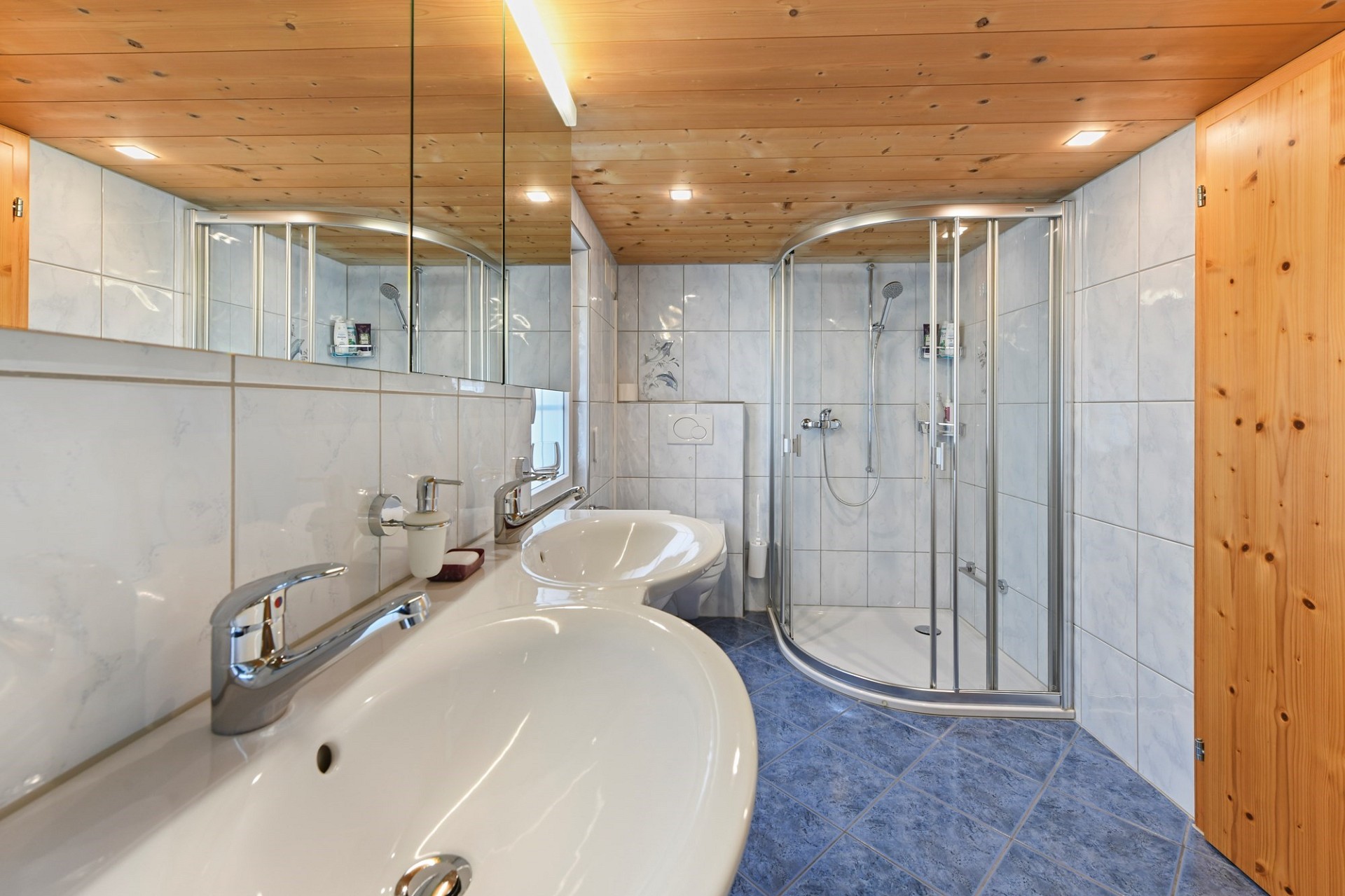 Helles Badezimmer mit Doppelwaschbecken und Dusche
