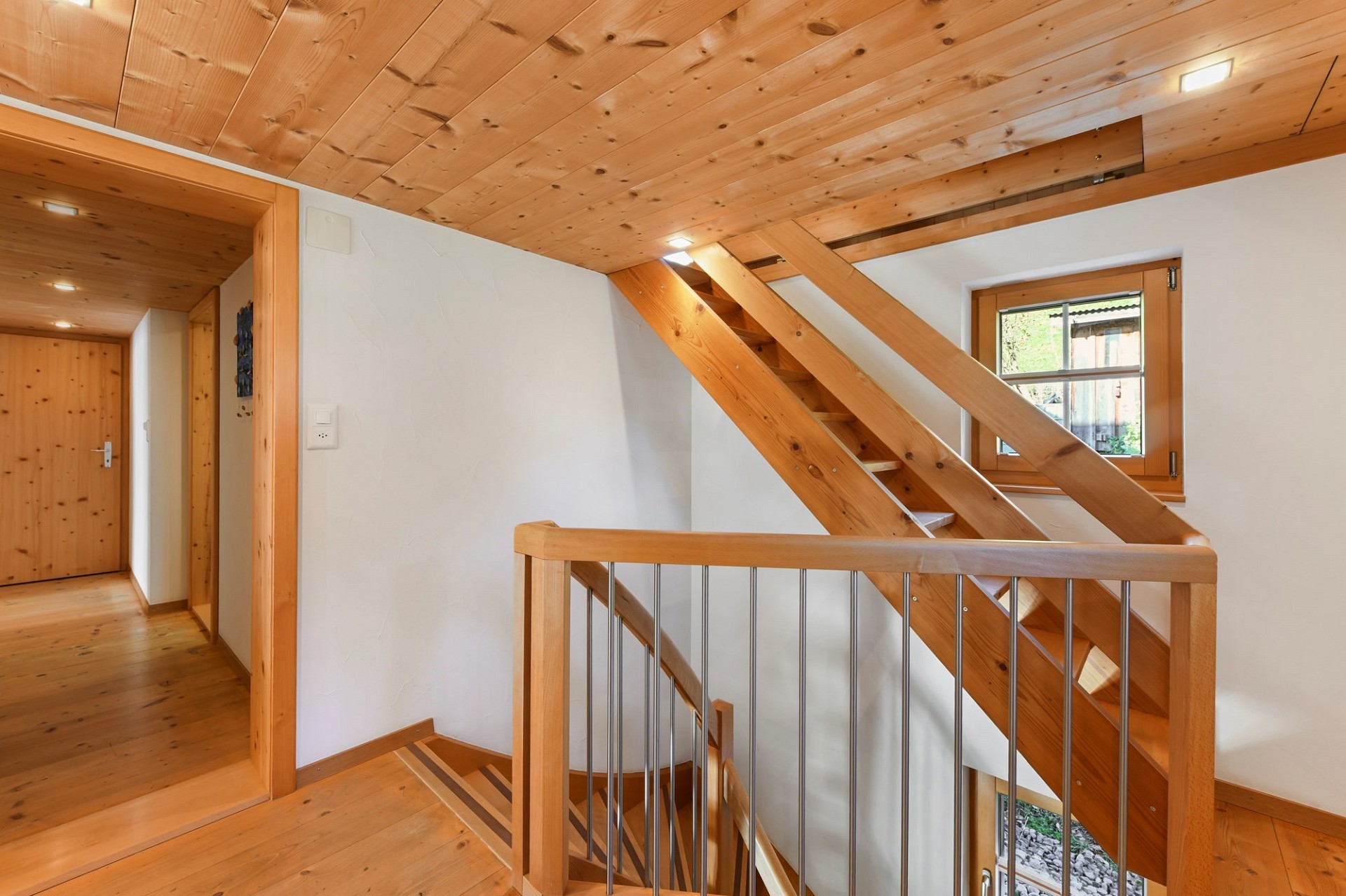 Heller Treppenbereich mit viel Holz