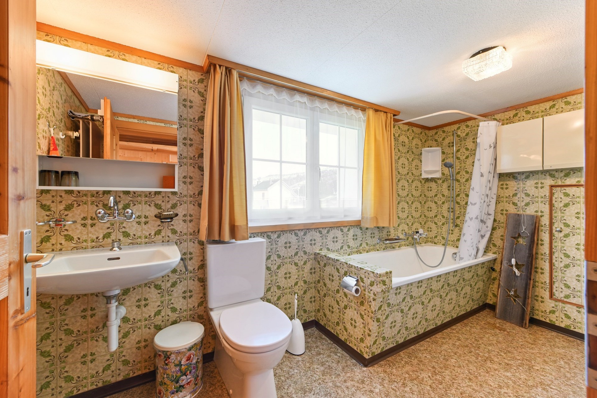 Badezimmer mit Retro-Fliesen und Wanne