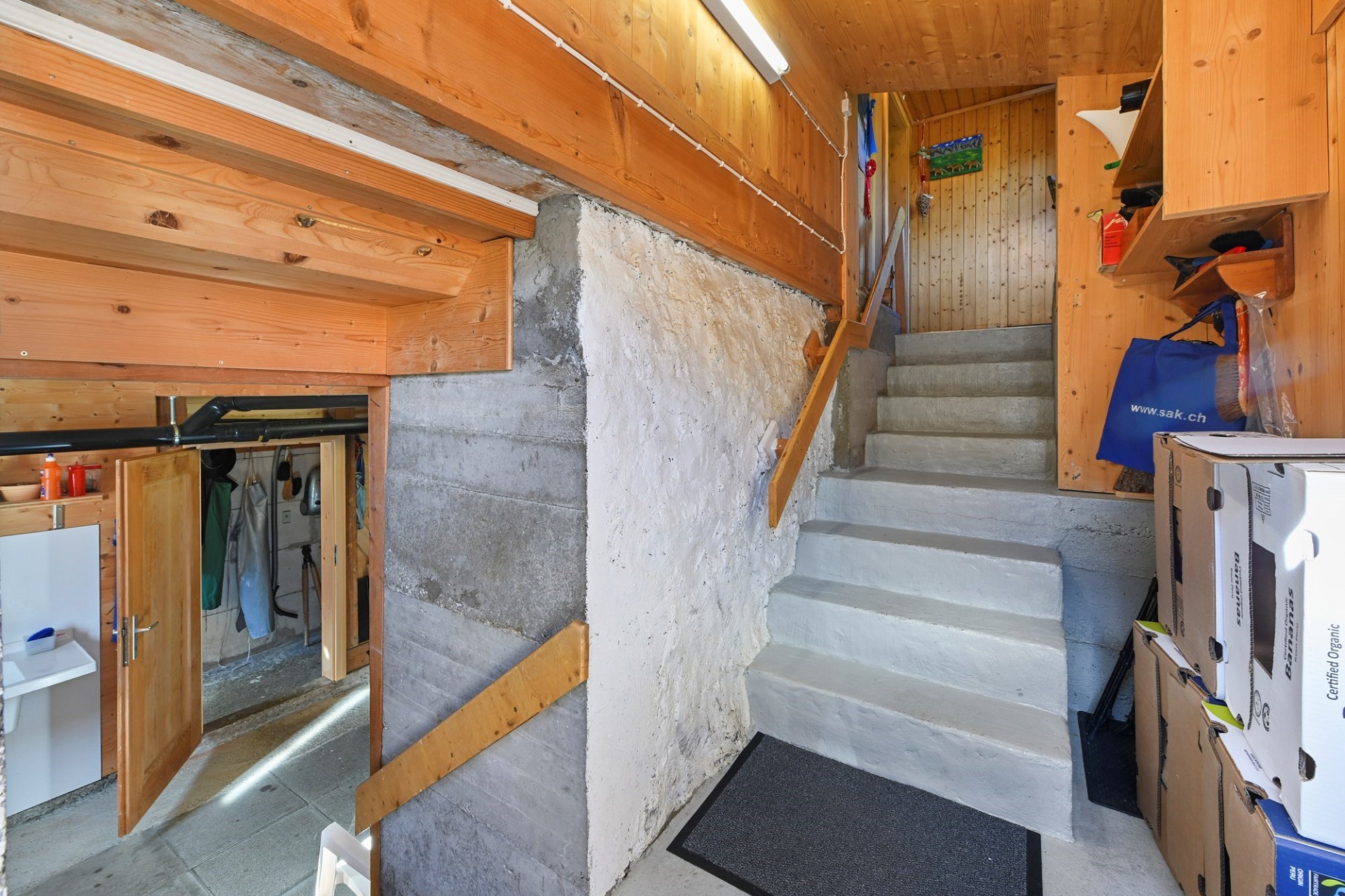 Keller- bzw. Treppenhausbereich mit Holzverkleidung