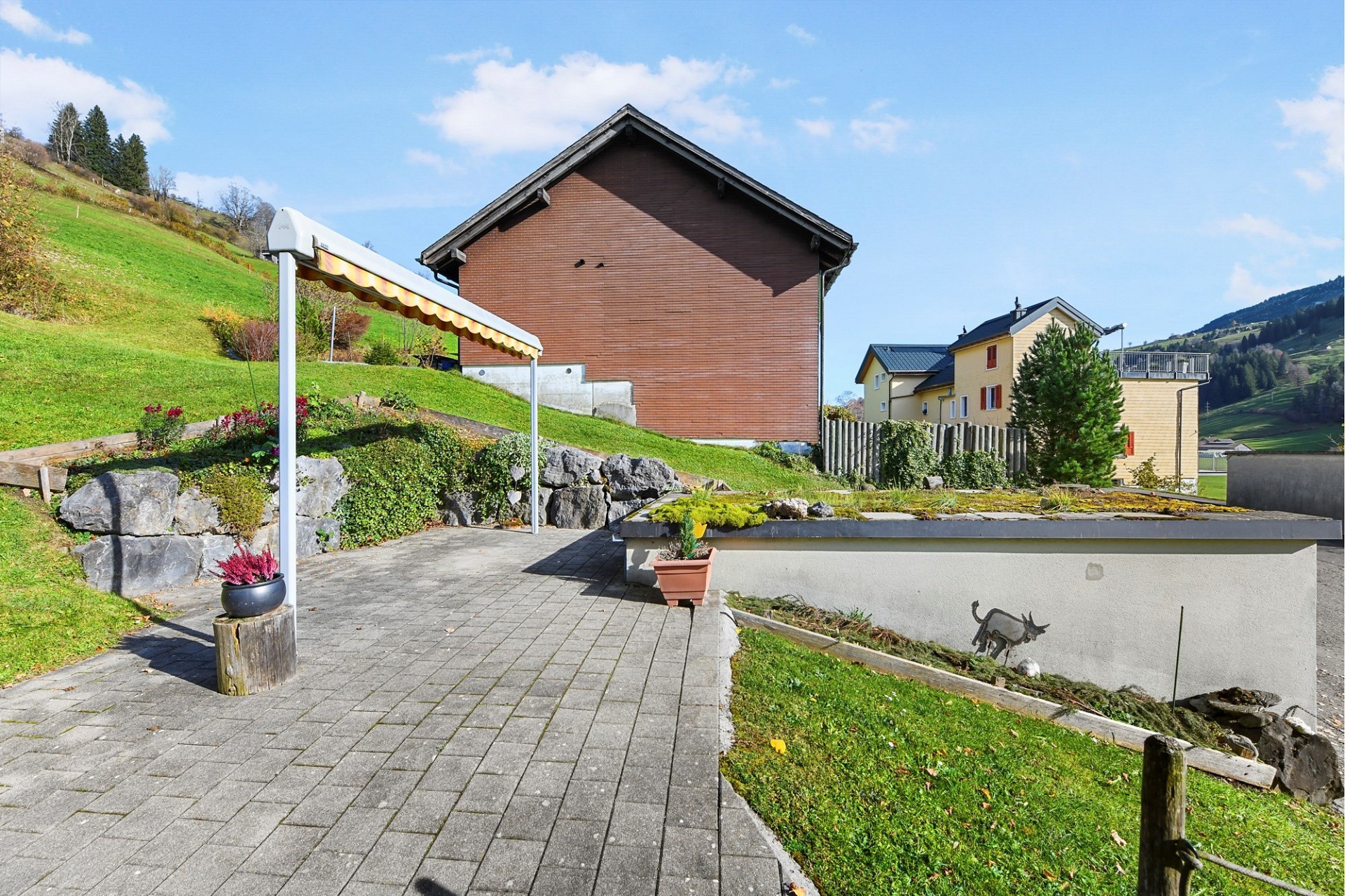 Außenansicht eines Hauses mit Garten und Terrasse