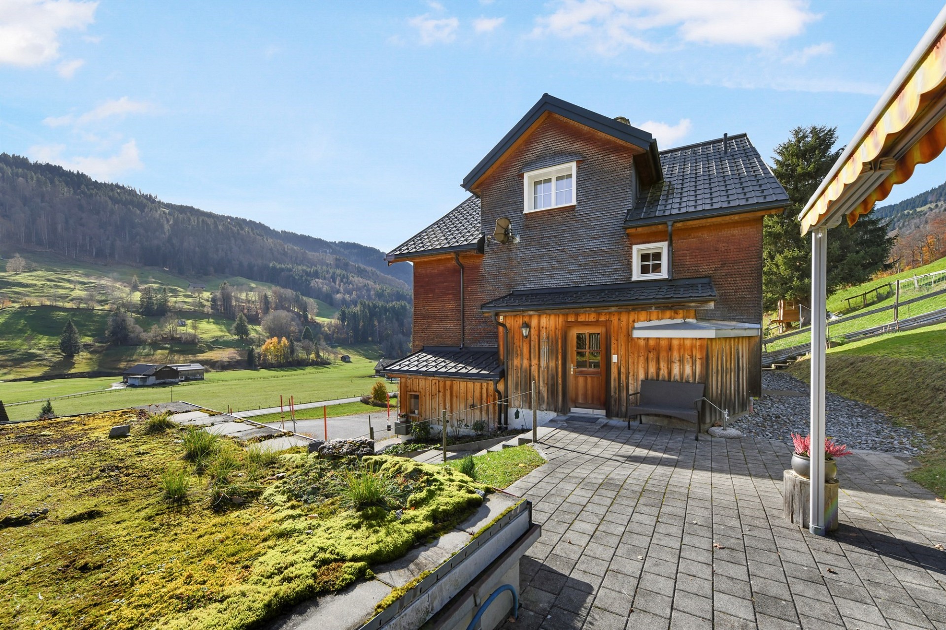 Alpines Landhaus mit Bergblick