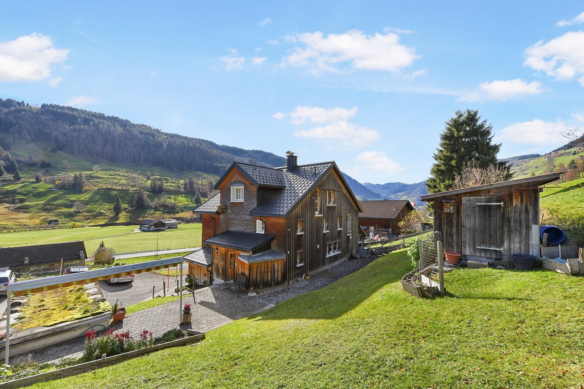 Alpines Holzhaus mit Garten und Talblick